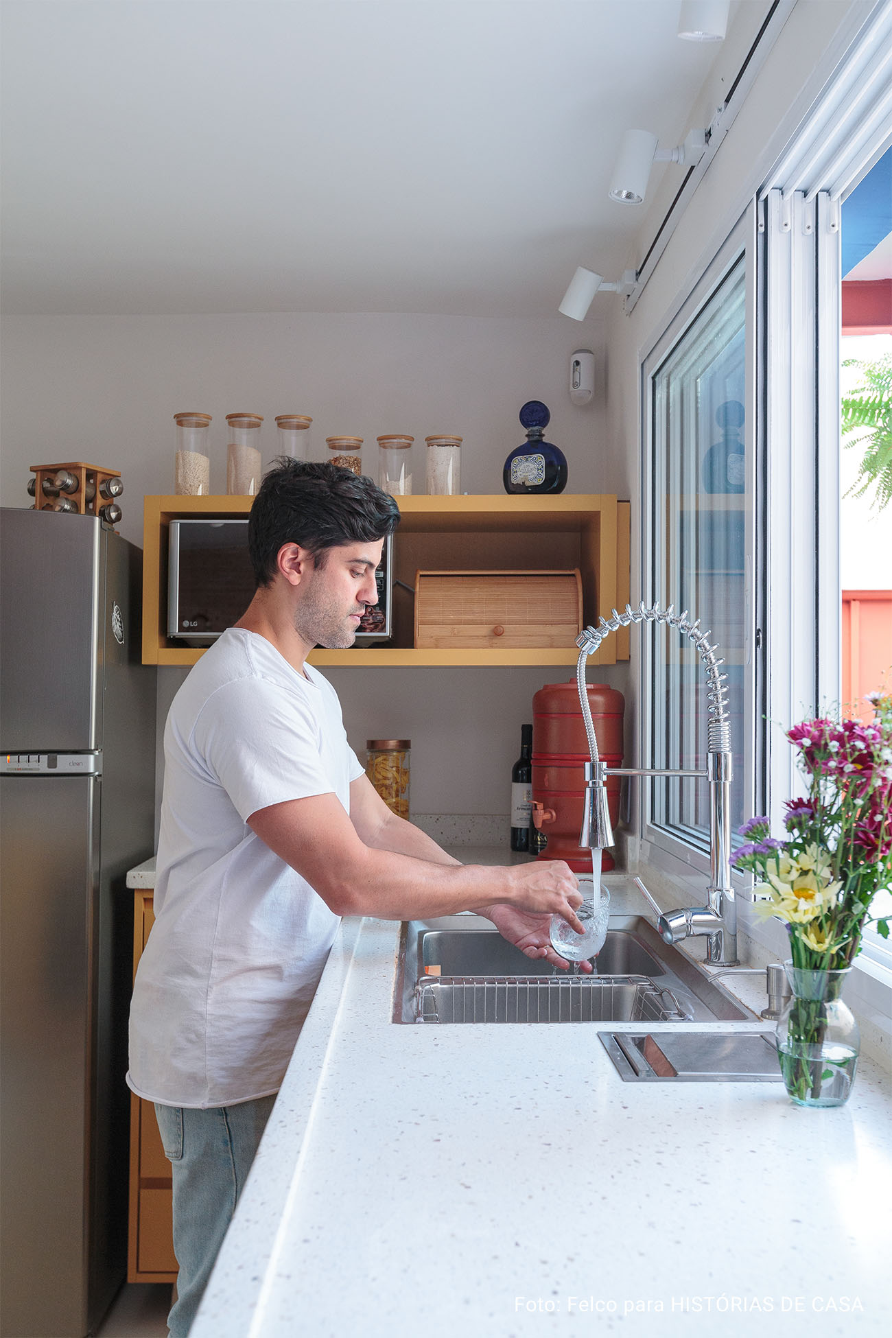 Casa reformada com paredes coloridas, tijolinhos expostos e louças e meias Celite