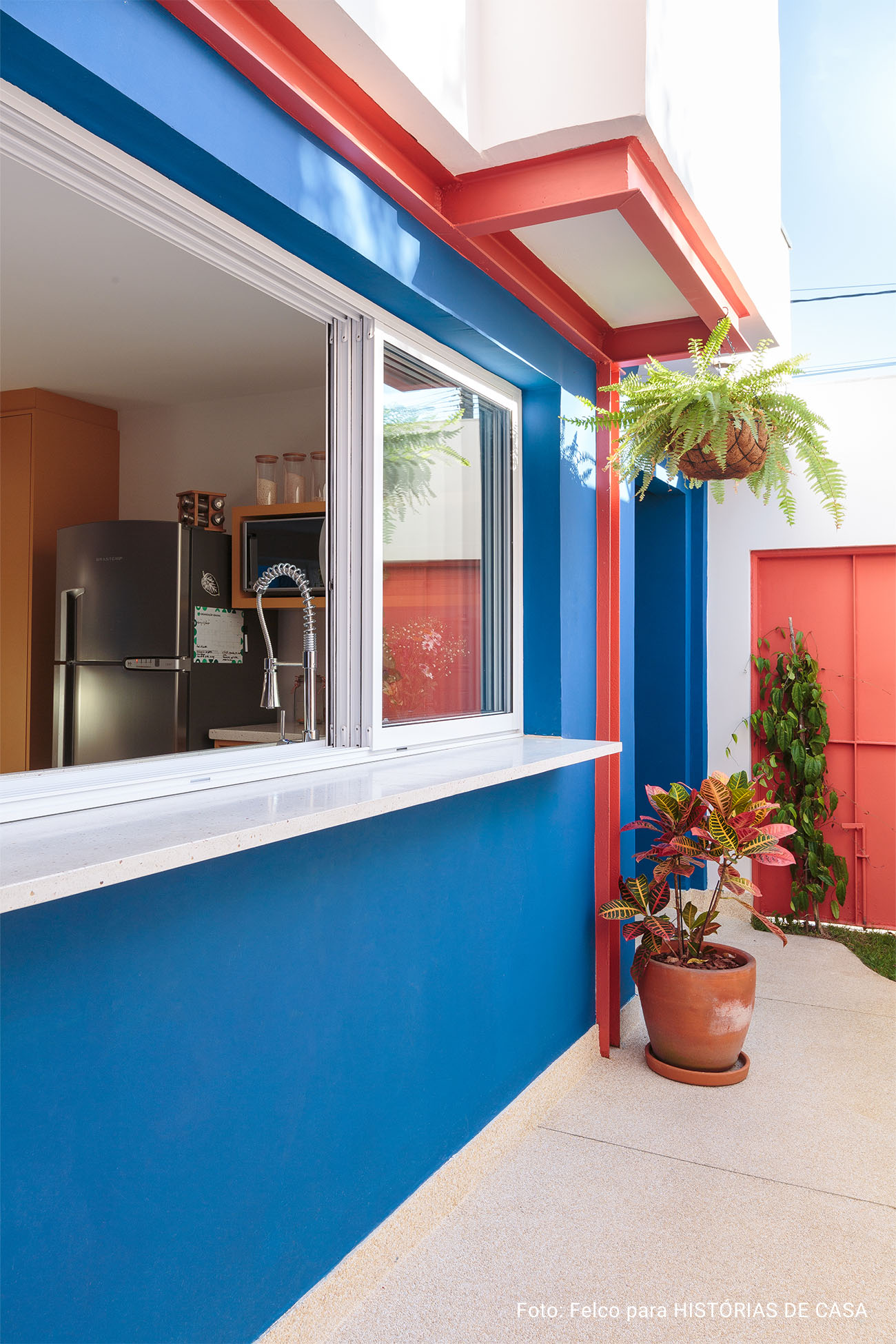 Casa reformada com paredes coloridas, tijolinhos expostos e louças e meias Celite