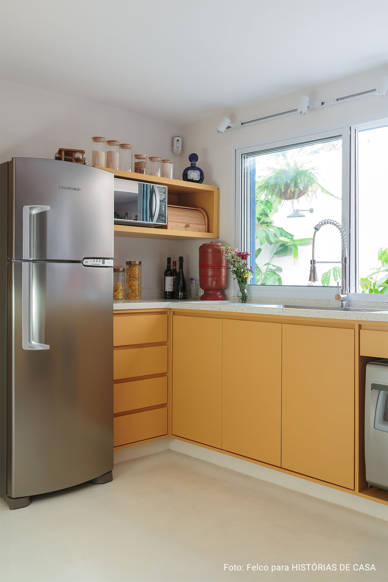 Casa reformada com paredes coloridas, tijolinhos expostos e louças e meias Celite