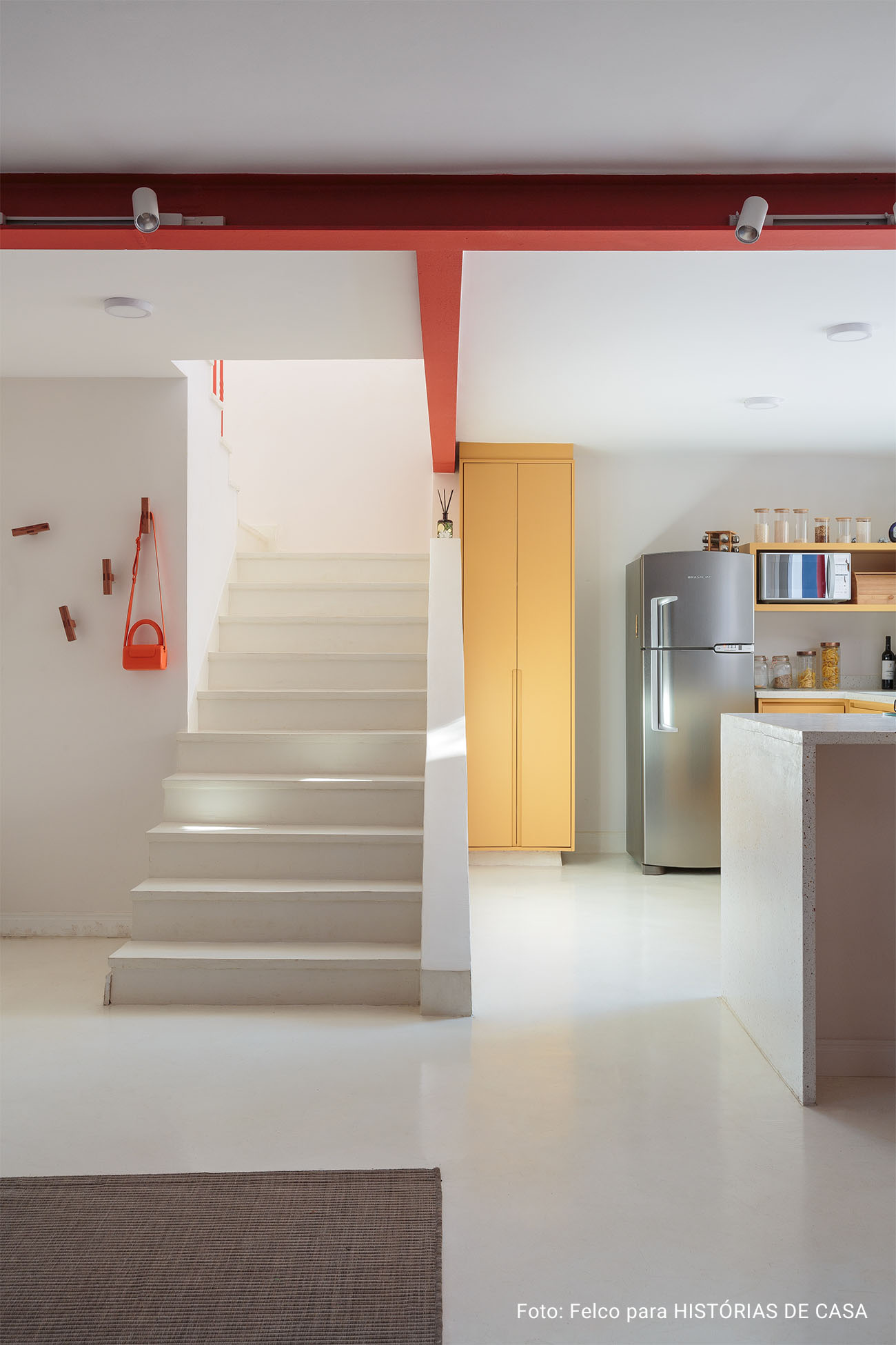 Casa reformada com paredes coloridas, tijolinhos expostos e louças e meias Celite