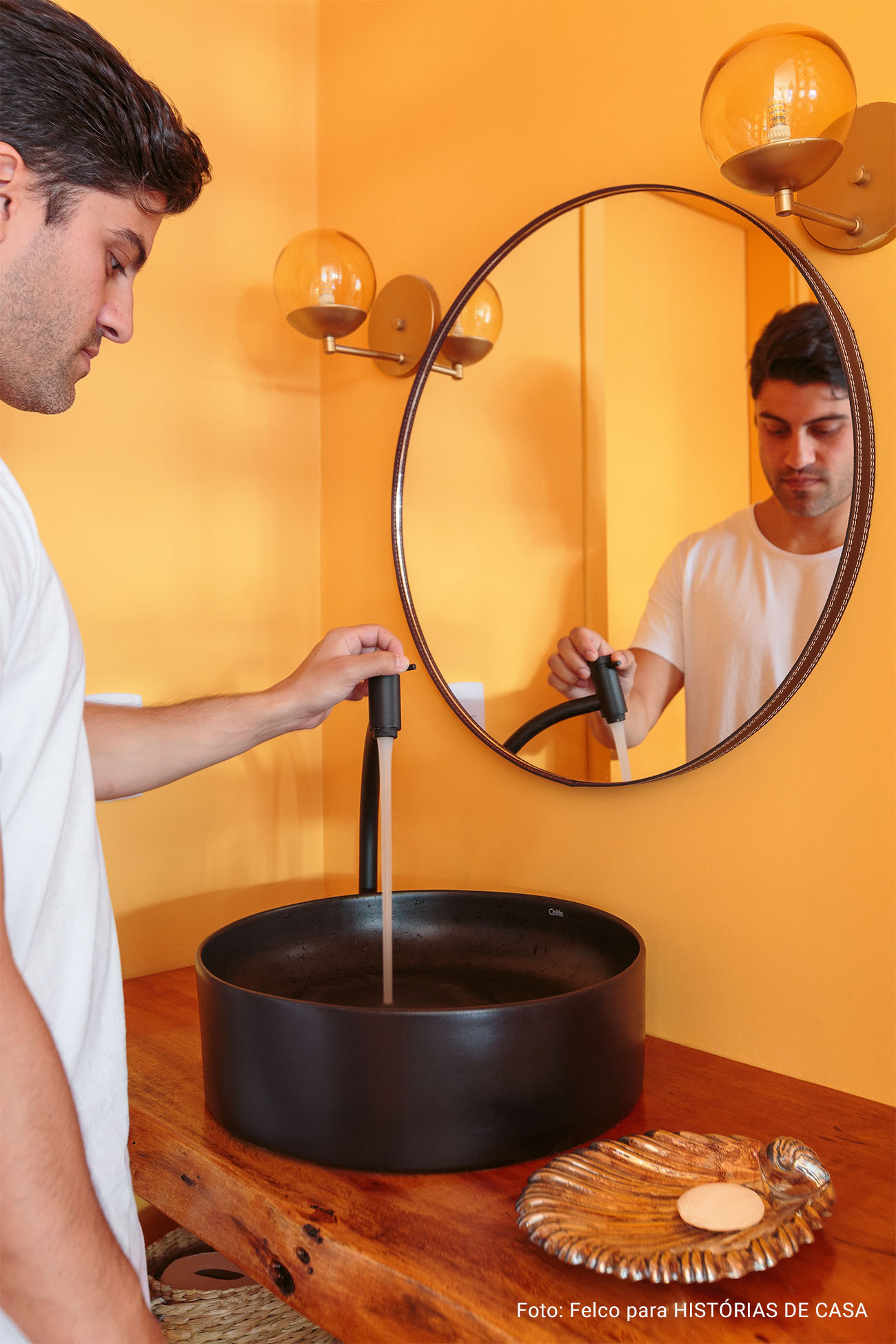 Casa reformada com paredes coloridas, tijolinhos expostos e louças e meias Celite