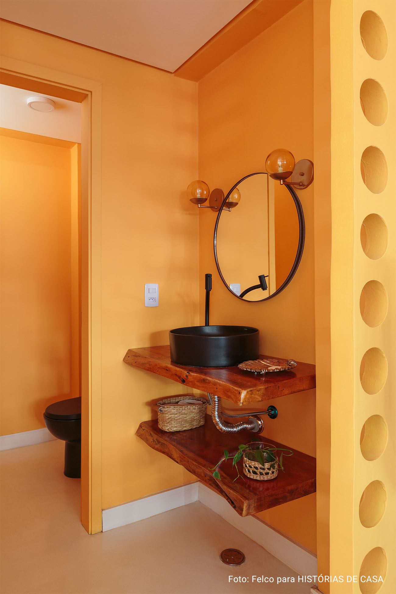 Casa reformada com paredes coloridas, tijolinhos expostos e louças e meias Celite