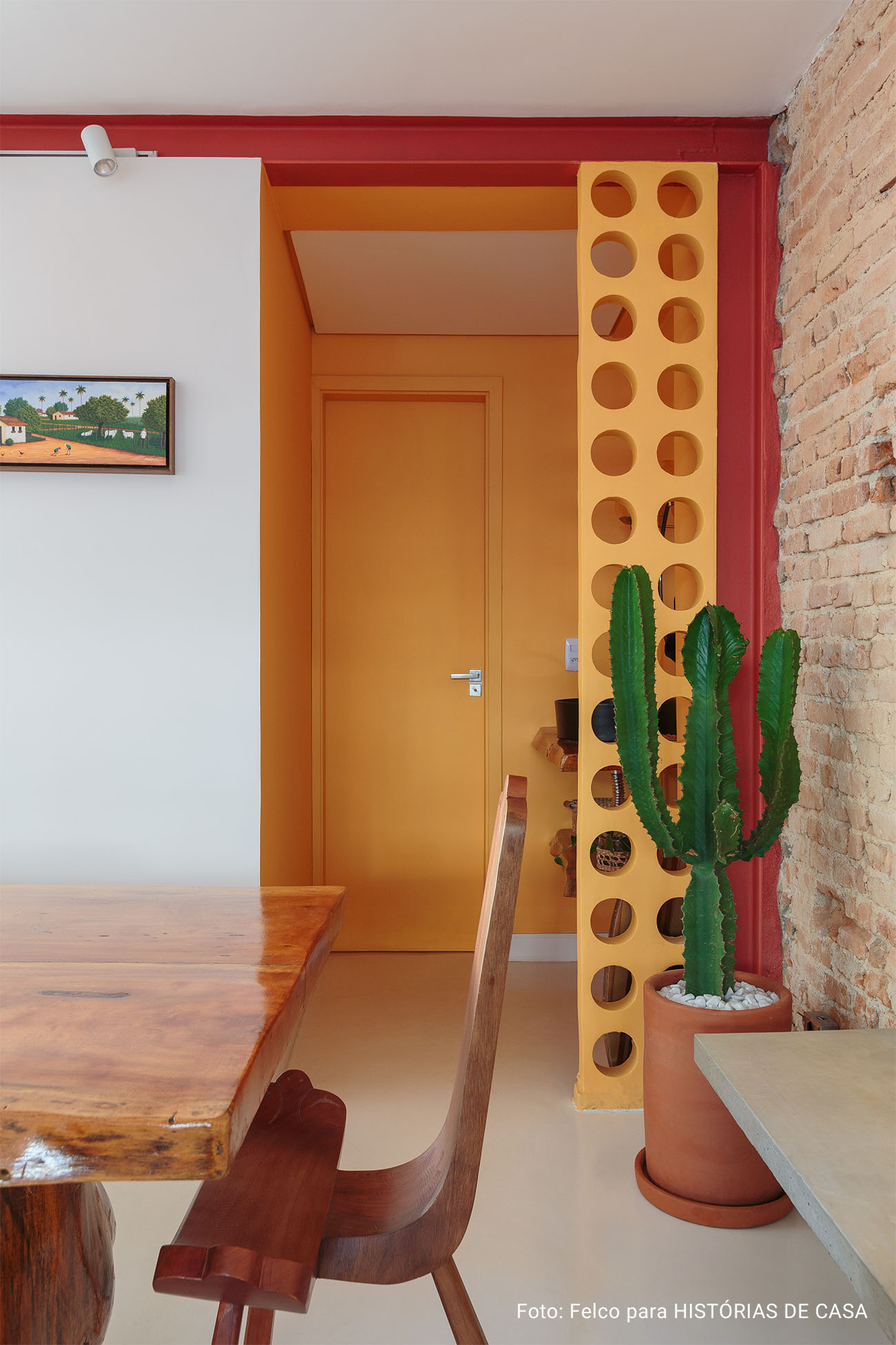 Casa reformada com paredes coloridas, tijolinhos expostos e louças e meias Celite