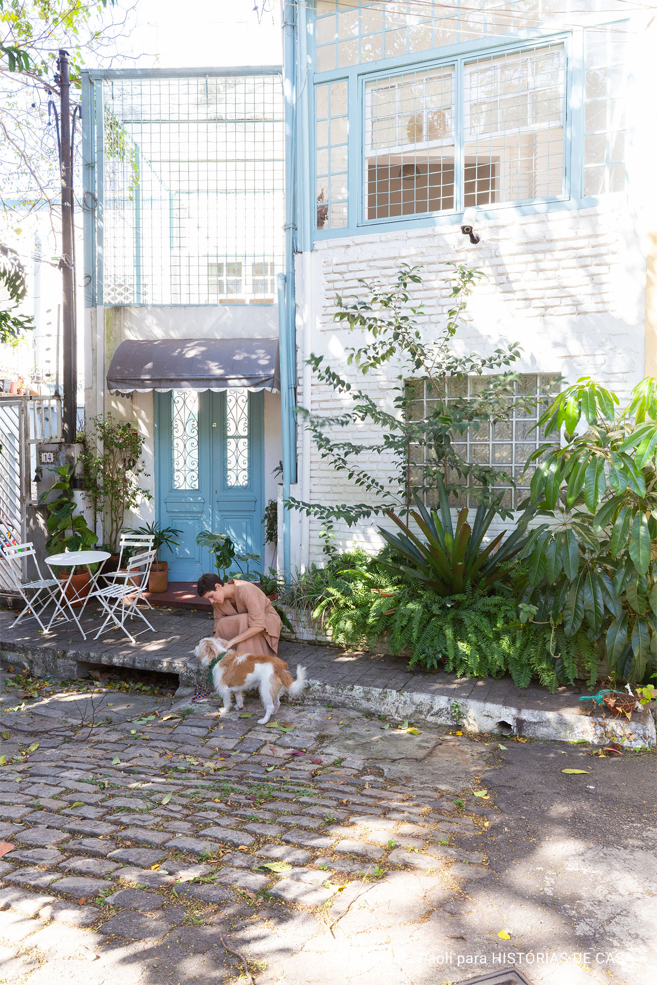 Casinha de vila com fachada simpática e portas azuis