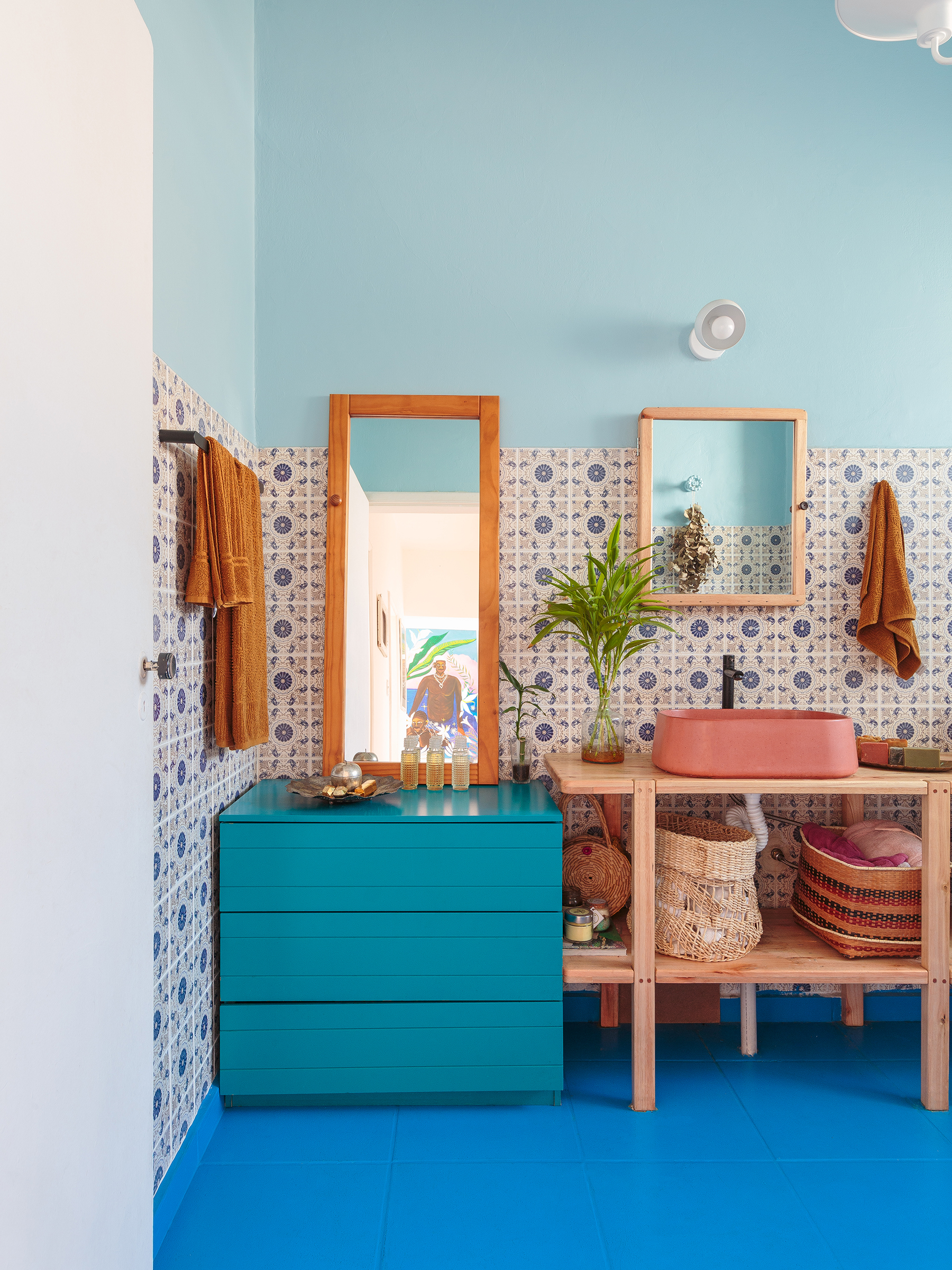 Apartamento alugado com paredes coloridas e decoração afrobrasileira.