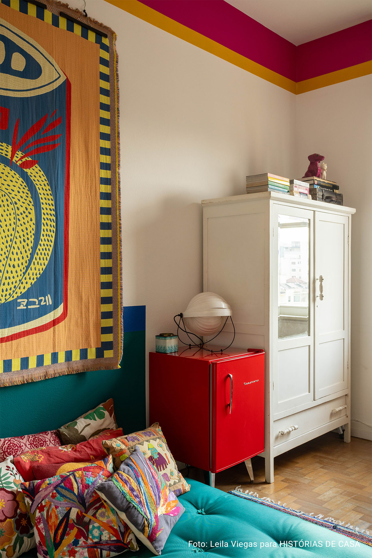 Antes e depois: apartamento antigo ganhou cores diferentes em cada cômodo