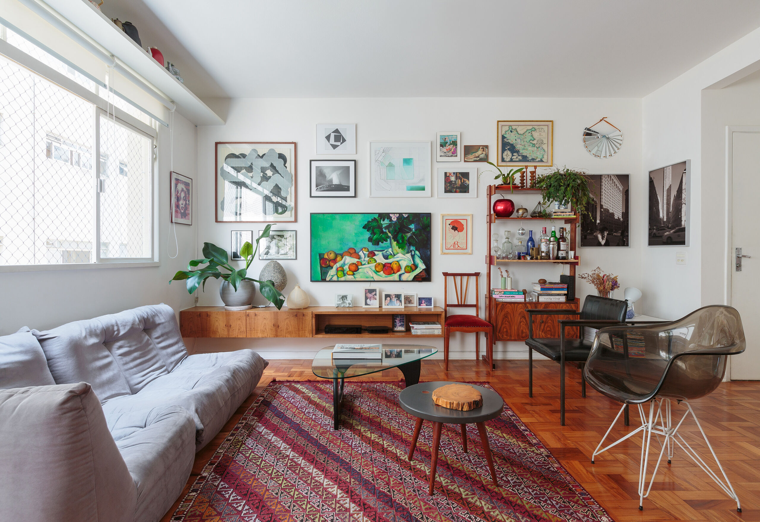 Apartamento com piso de taco, cozinha colorida, móveis vintage e eletrodomésticos da Electrolux