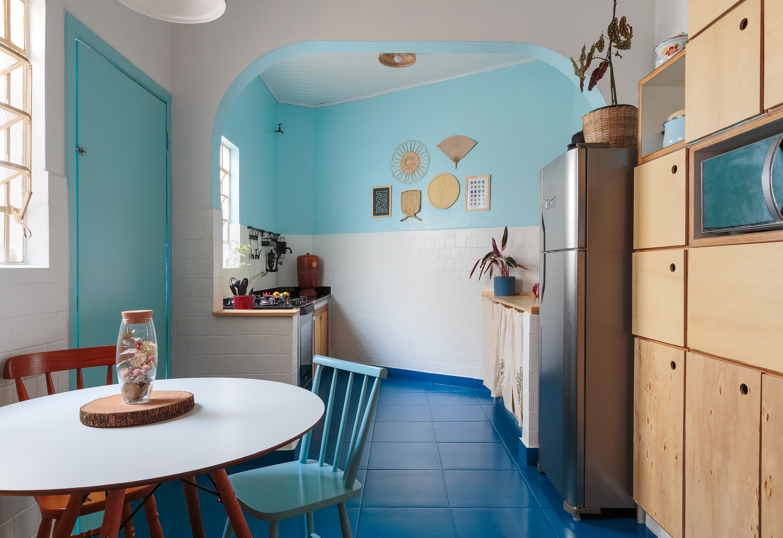 Decoracão de cozinha colorida com piso de azulejos pintados de azul
