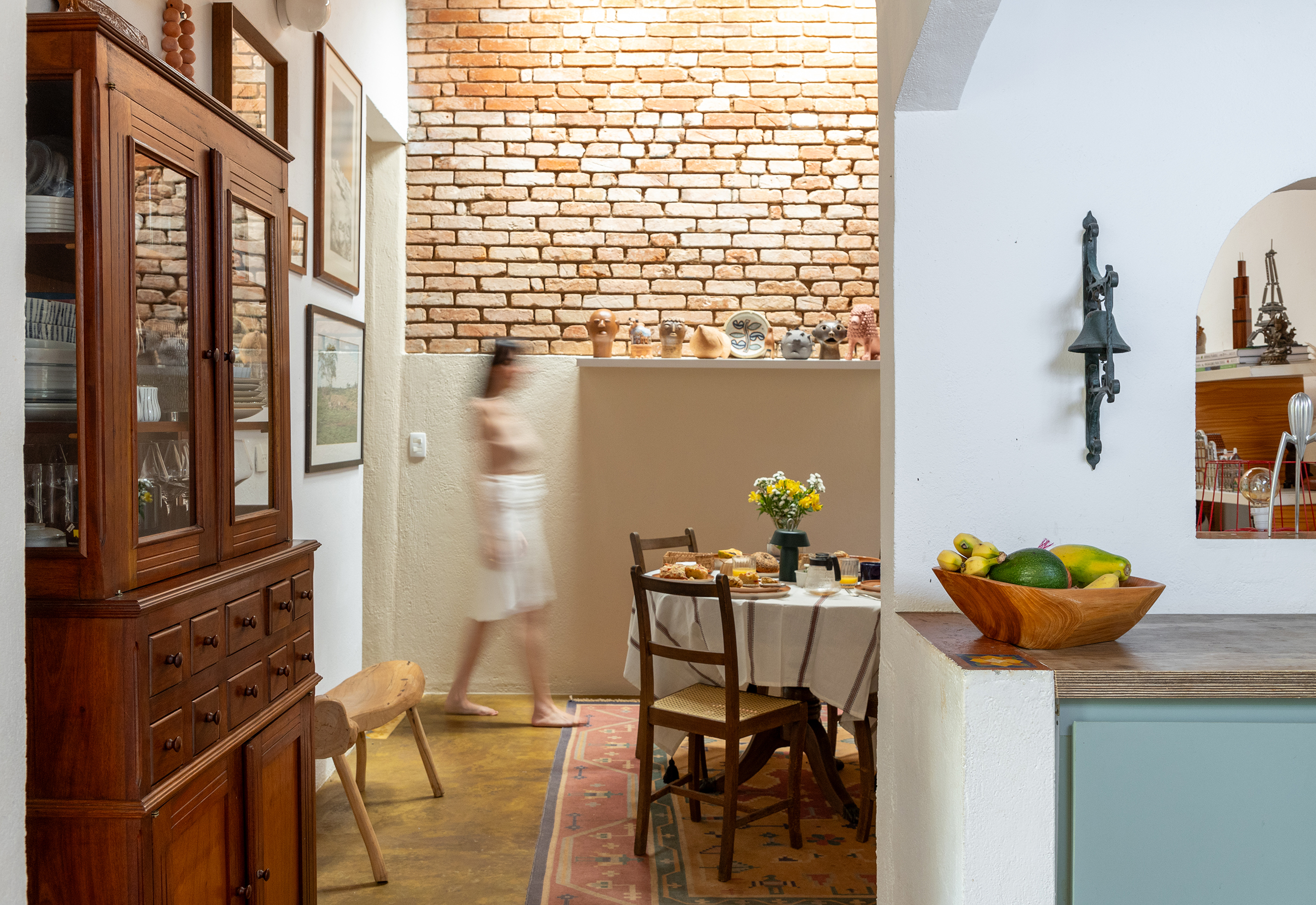 Casa aconchegante com jardim e decoração que une rústico e contemporâneo