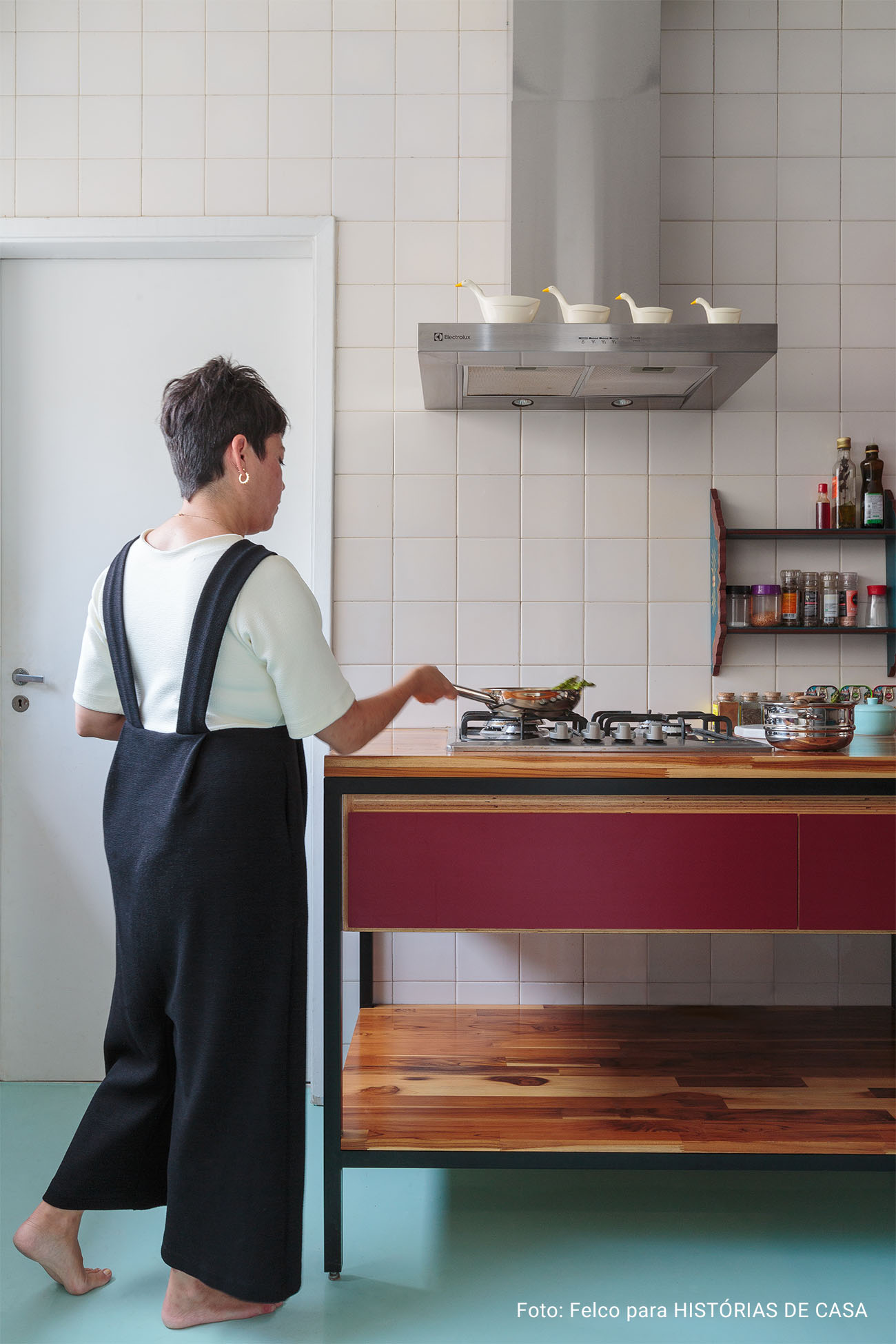 Apartamento com piso de taco, cozinha colorida, móveis vintage e eletrodomésticos da Electrolux