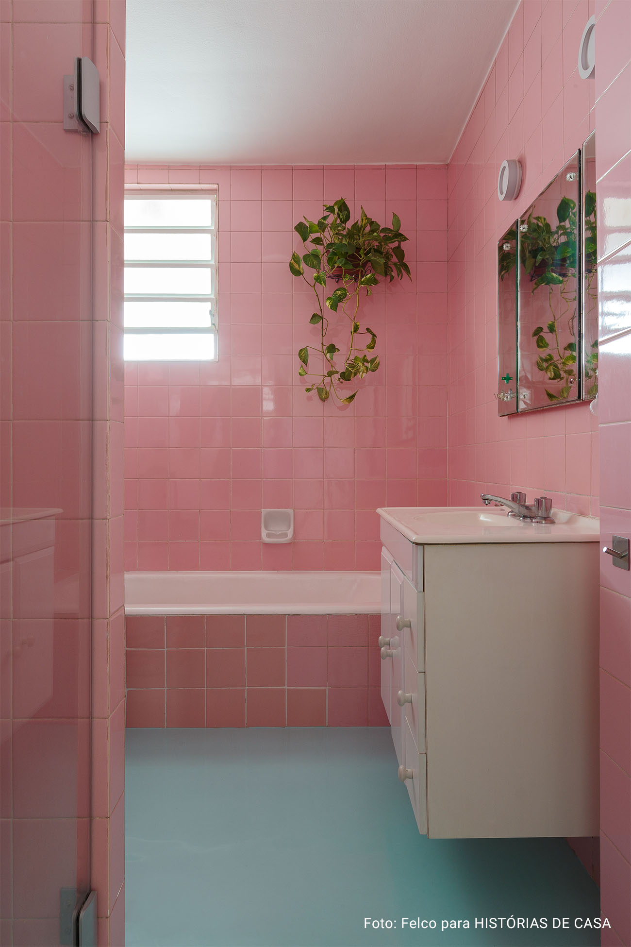 Apartamento com piso de taco, cozinha colorida, móveis vintage e eletrodomésticos da Electrolux