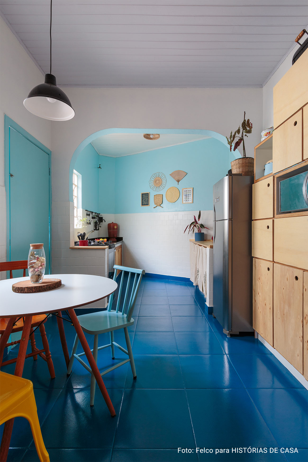 Decoracão de cozinha colorida com piso de azulejos pintados de azul