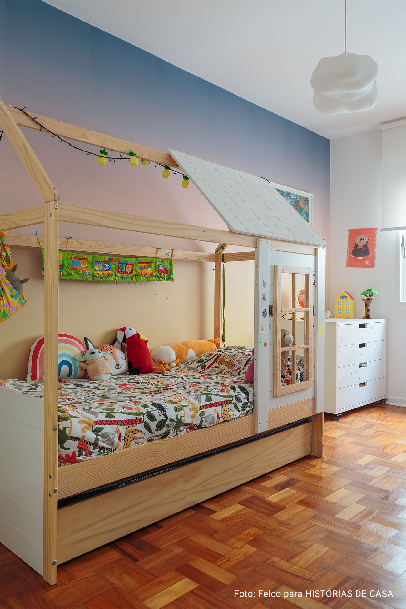 Apartamento com piso de taco, cozinha colorida, móveis vintage e eletrodomésticos da Electrolux