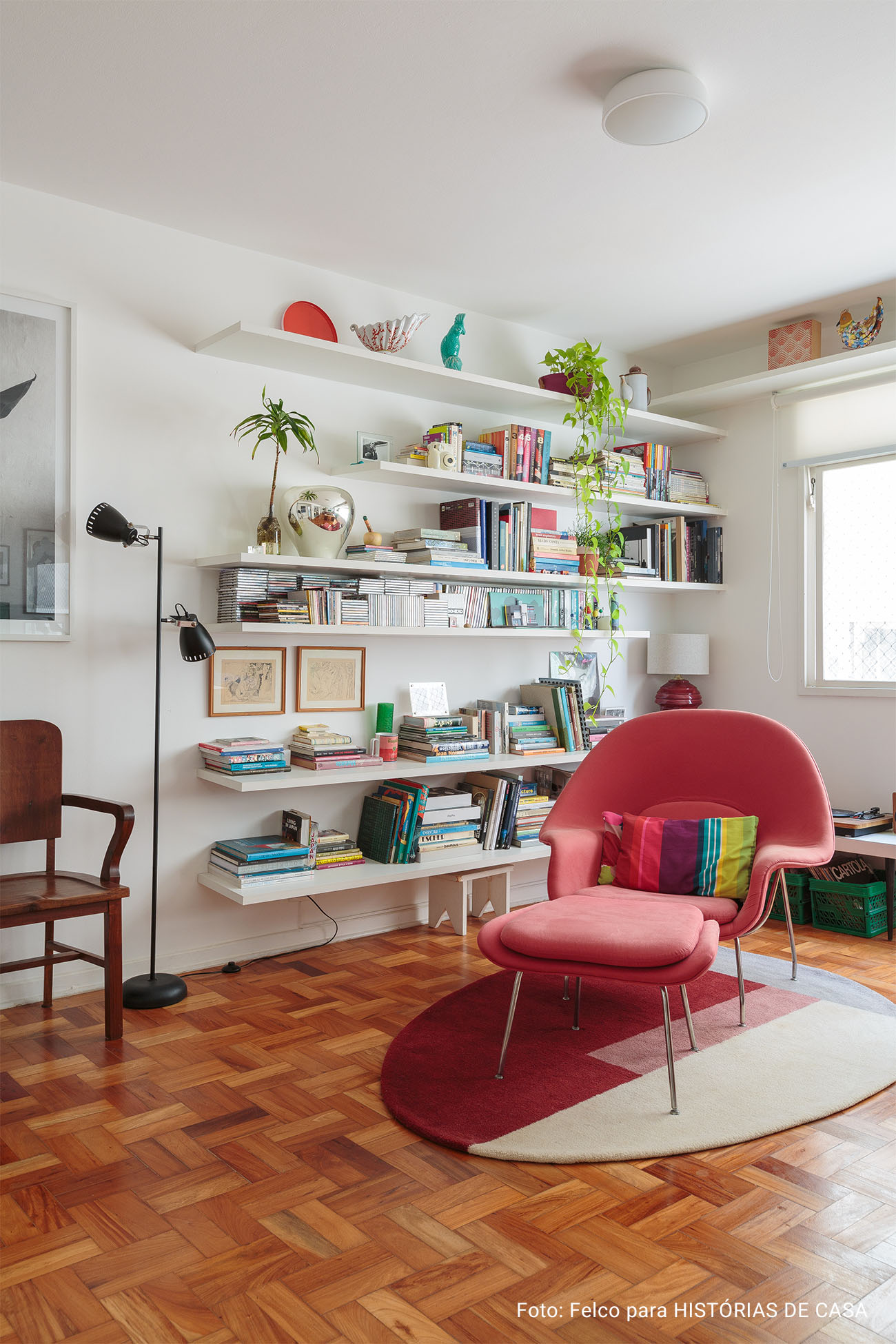 Apartamento com piso de taco, cozinha colorida, móveis vintage e eletrodomésticos da Electrolux
