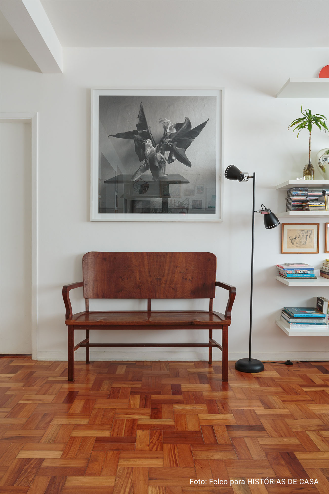 Apartamento com piso de taco, cozinha colorida, móveis vintage e eletrodomésticos da Electrolux