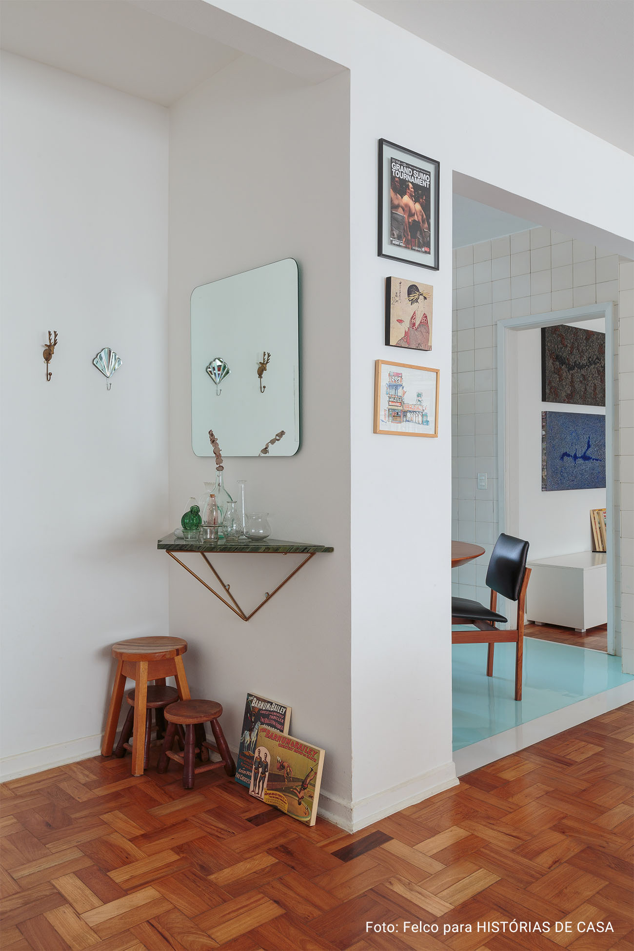Apartamento com piso de taco, cozinha colorida, móveis vintage e eletrodomésticos da Electrolux