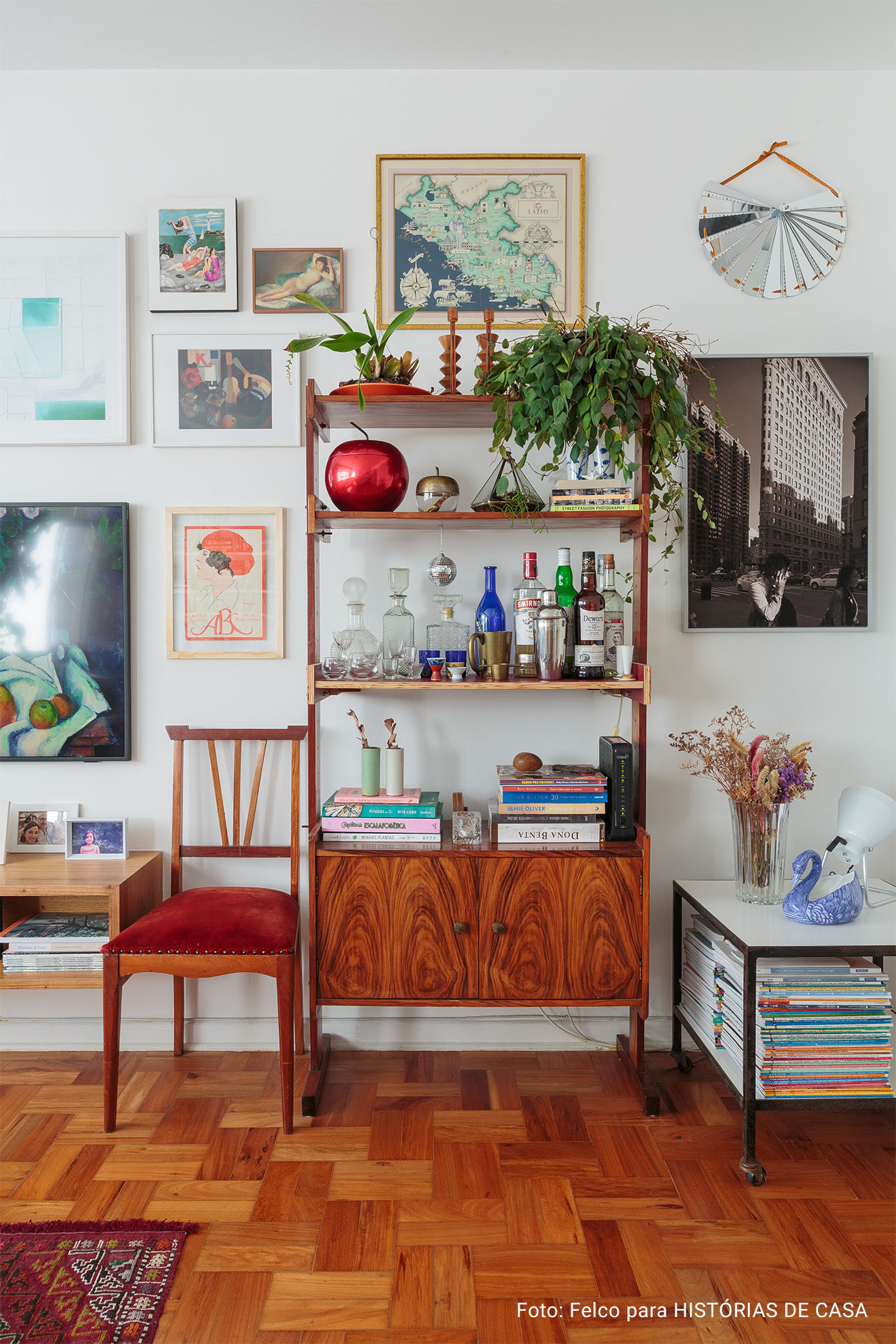 Apartamento com piso de taco, cozinha colorida, móveis vintage e eletrodomésticos da Electrolux