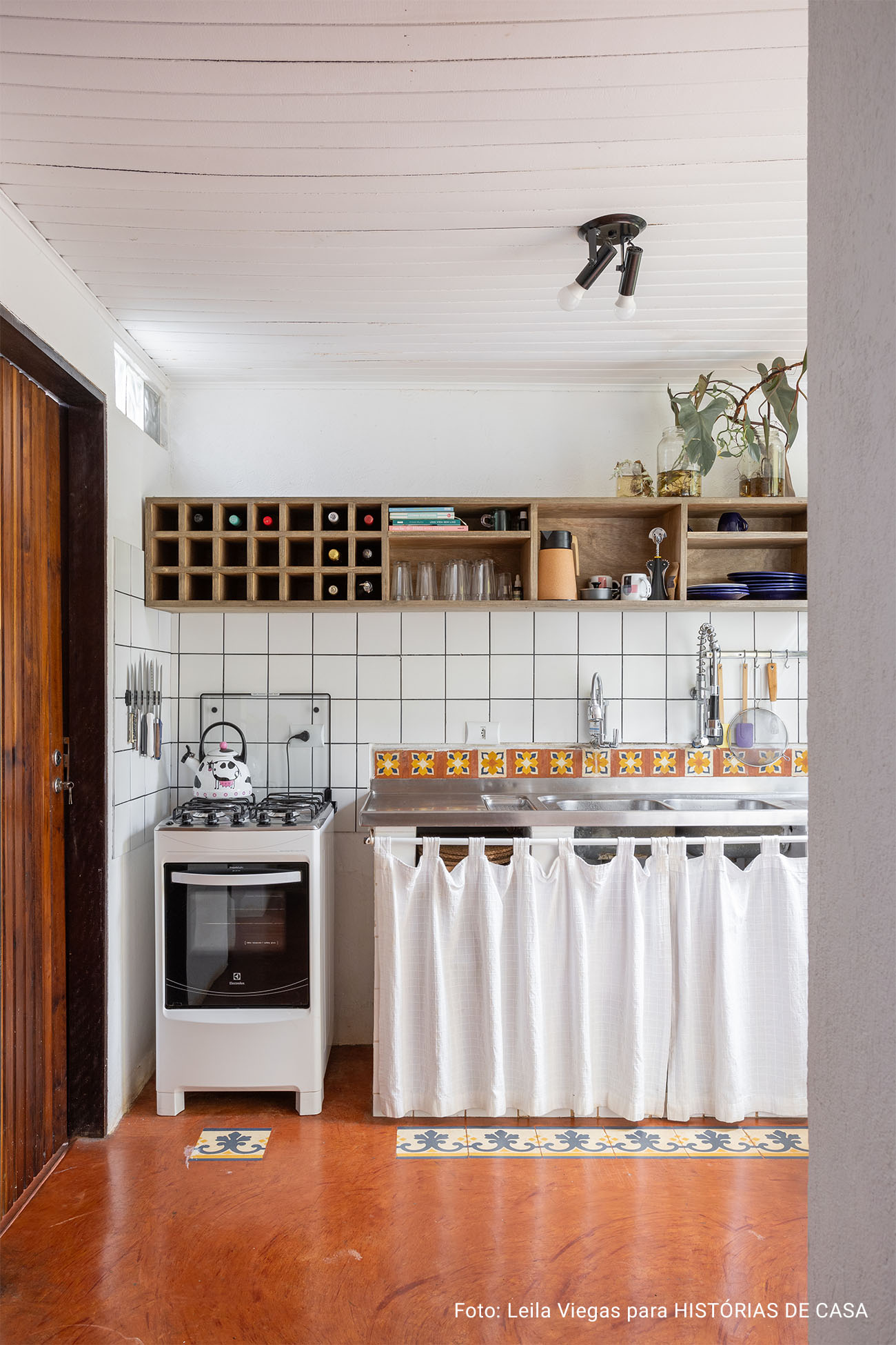 Casa aconchegante com jardim e decoração que une rústico e contemporâneo