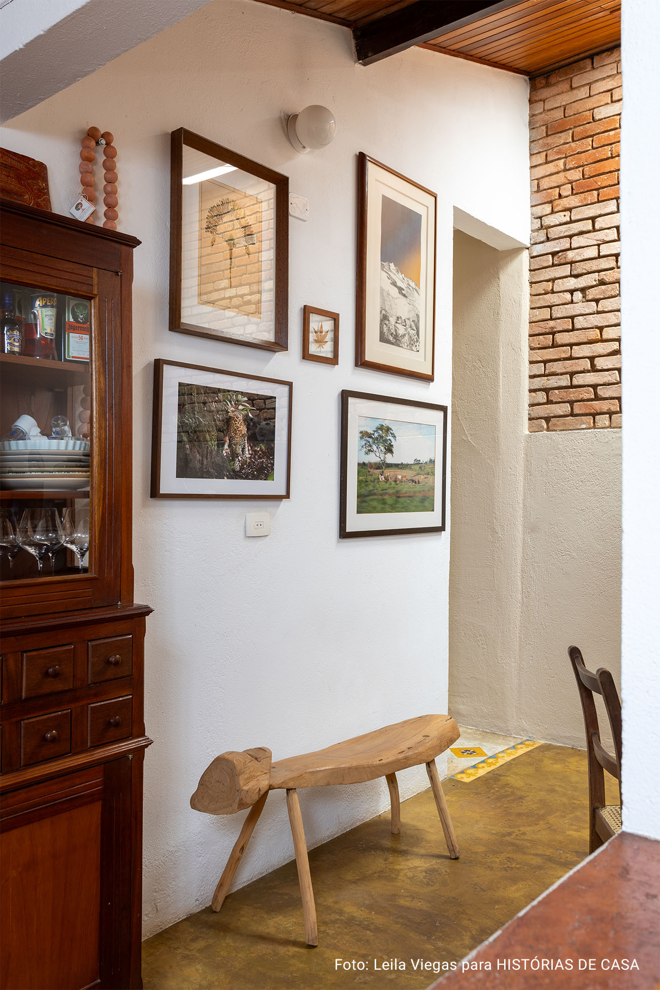 Casa aconchegante com jardim e decoração que une rústico e contemporâneo