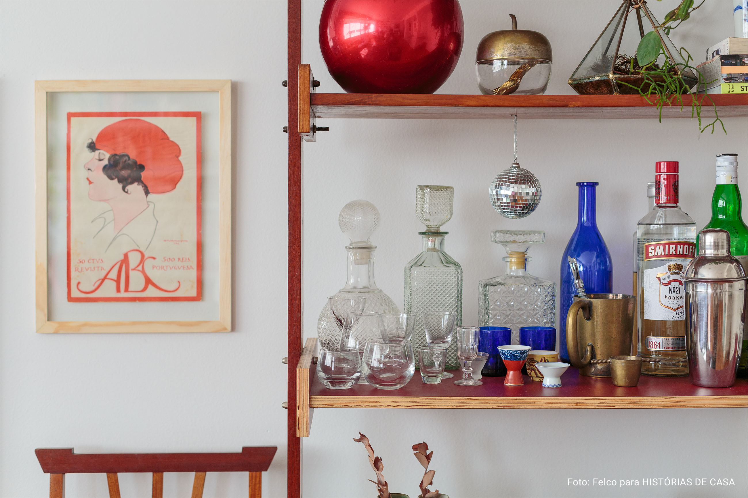 Apartamento com piso de taco, cozinha colorida, móveis vintage e eletrodomésticos da Electrolux