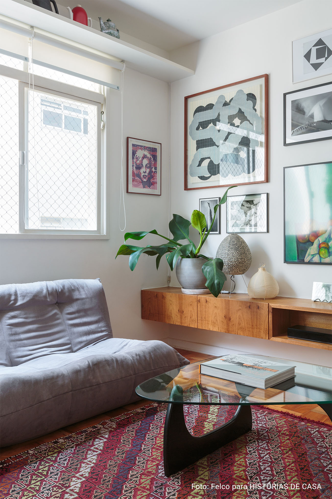 Apartamento com piso de taco, cozinha colorida, móveis vintage e eletrodomésticos da Electrolux