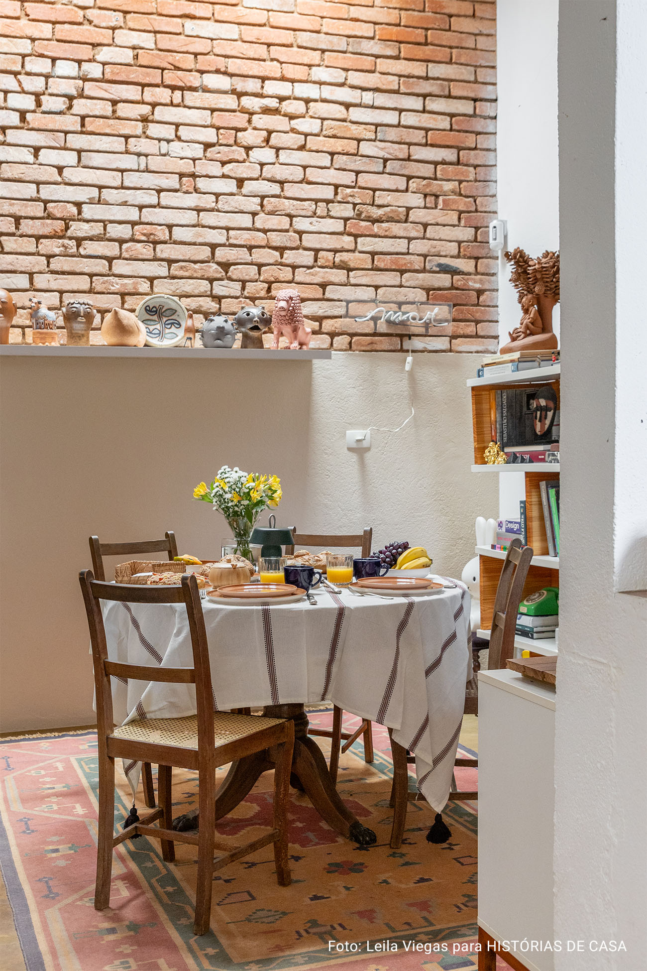 Casa aconchegante com jardim e decoração que une rústico e contemporâneo