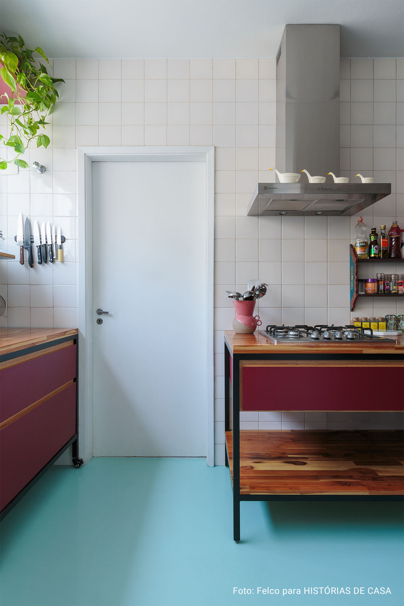 Apartamento com piso de taco, cozinha colorida, móveis vintage e eletrodomésticos da Electrolux