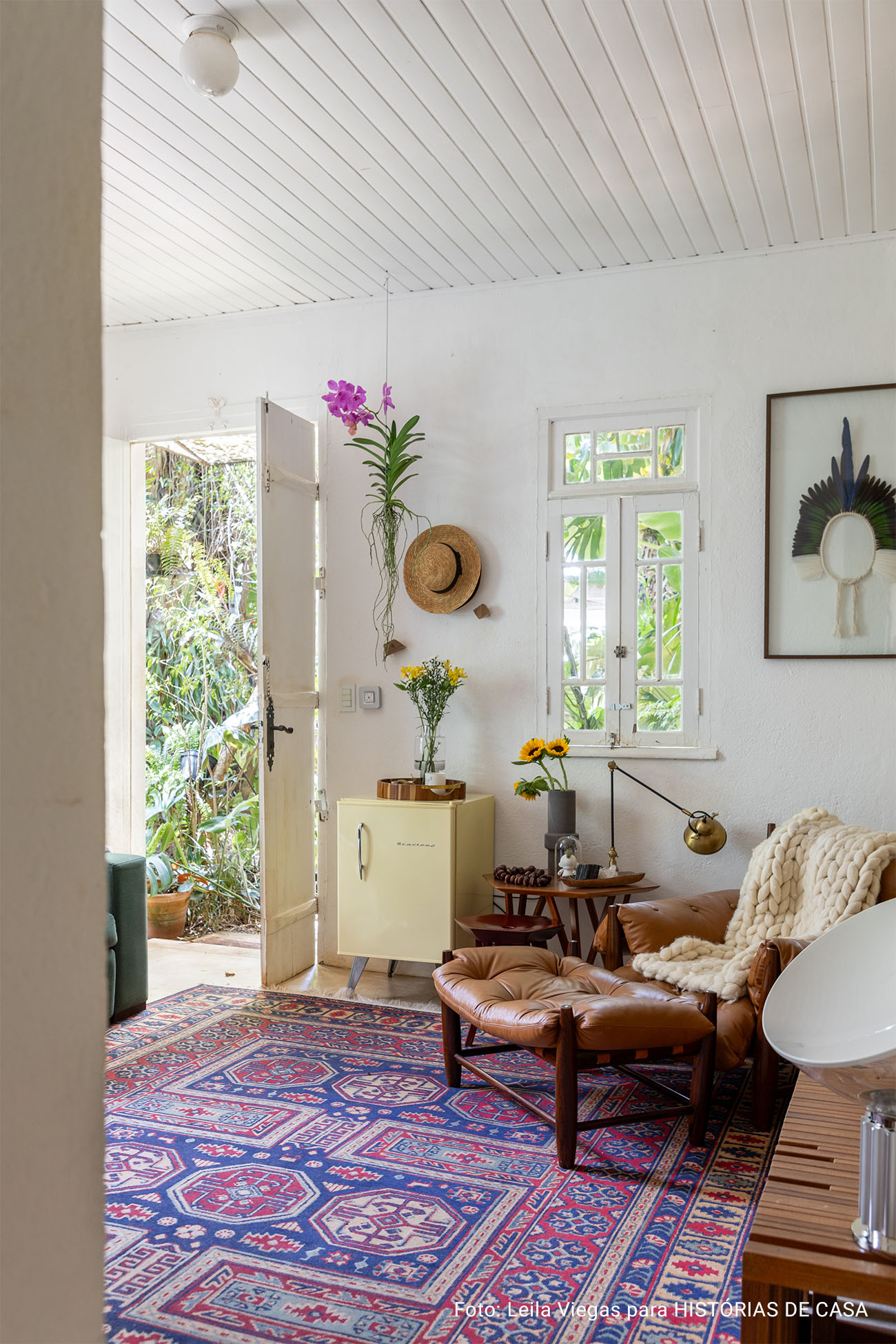 Casa aconchegante com jardim e decoração que une rústico e contemporâneo