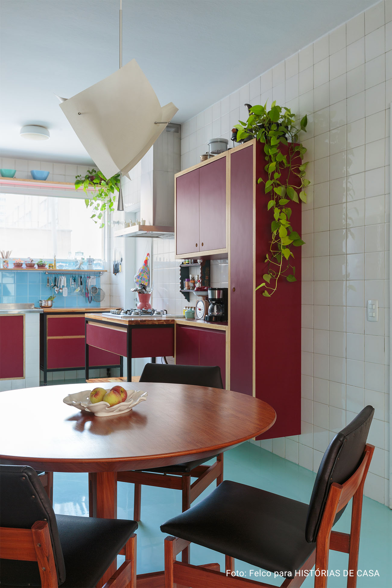 Apartamento com piso de taco, cozinha colorida, móveis vintage e eletrodomésticos da Electrolux
