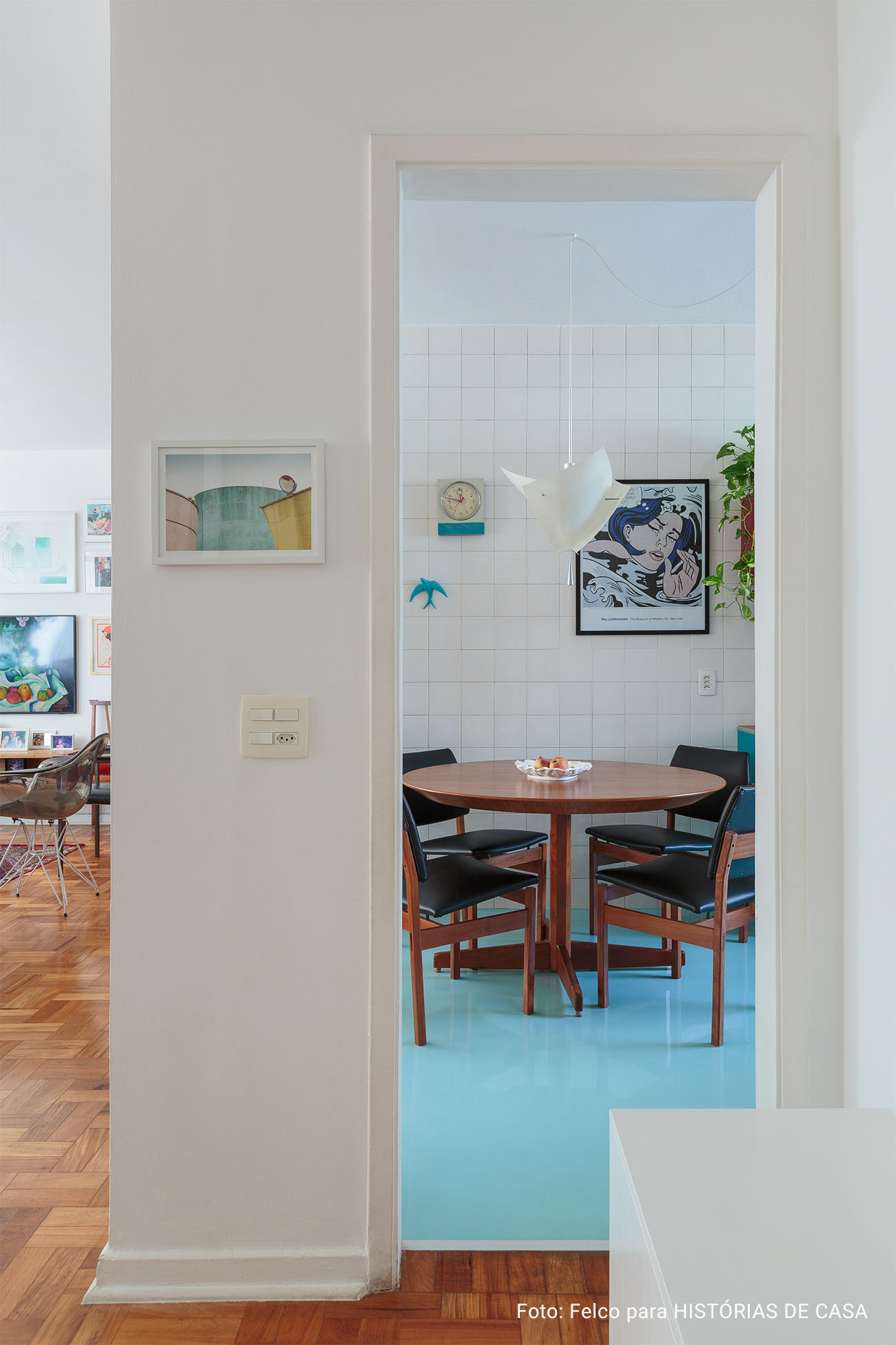 Apartamento com piso de taco, cozinha colorida, móveis vintage e eletrodomésticos da Electrolux