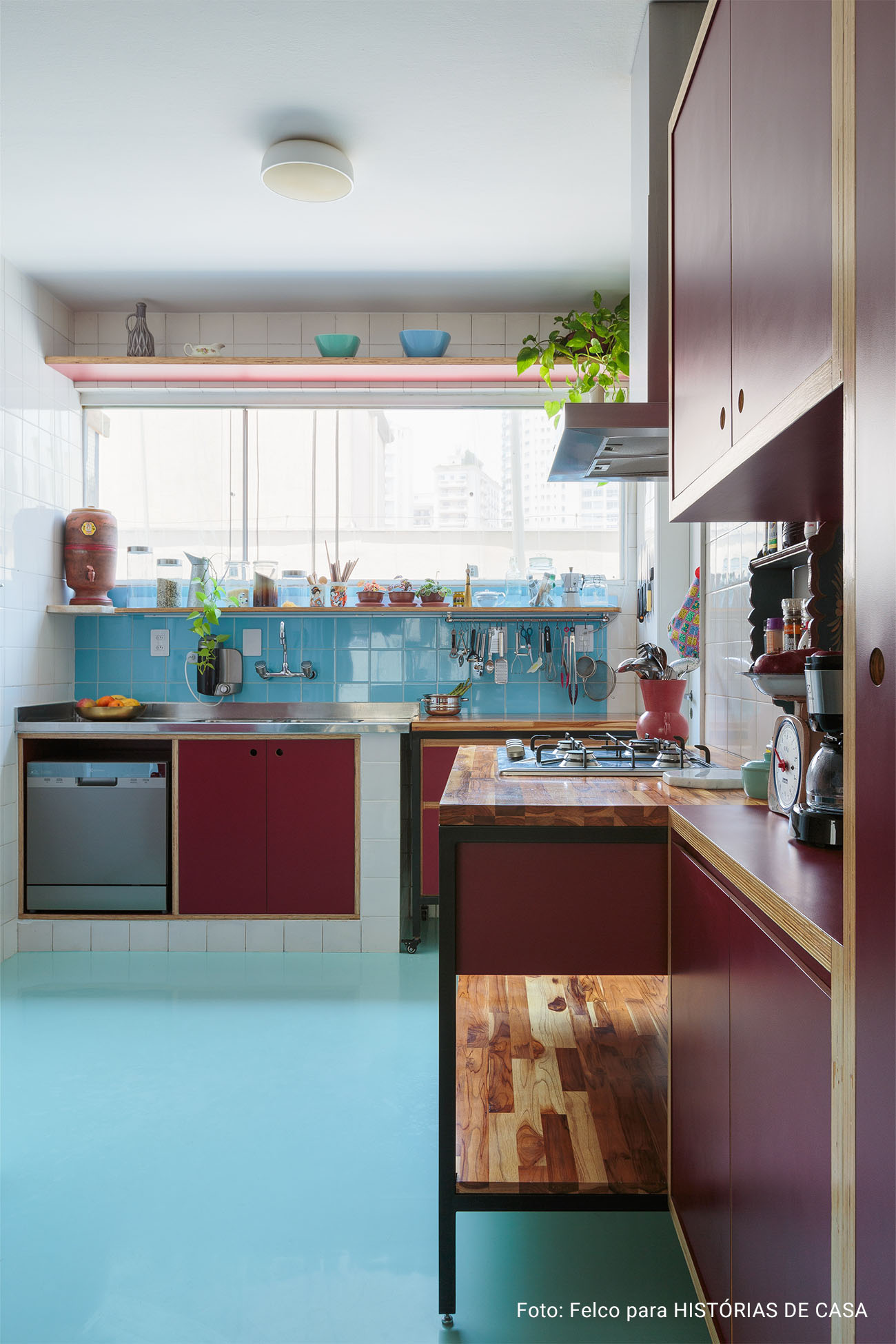 Apartamento com piso de taco, cozinha colorida, móveis vintage e eletrodomésticos da Electrolux
