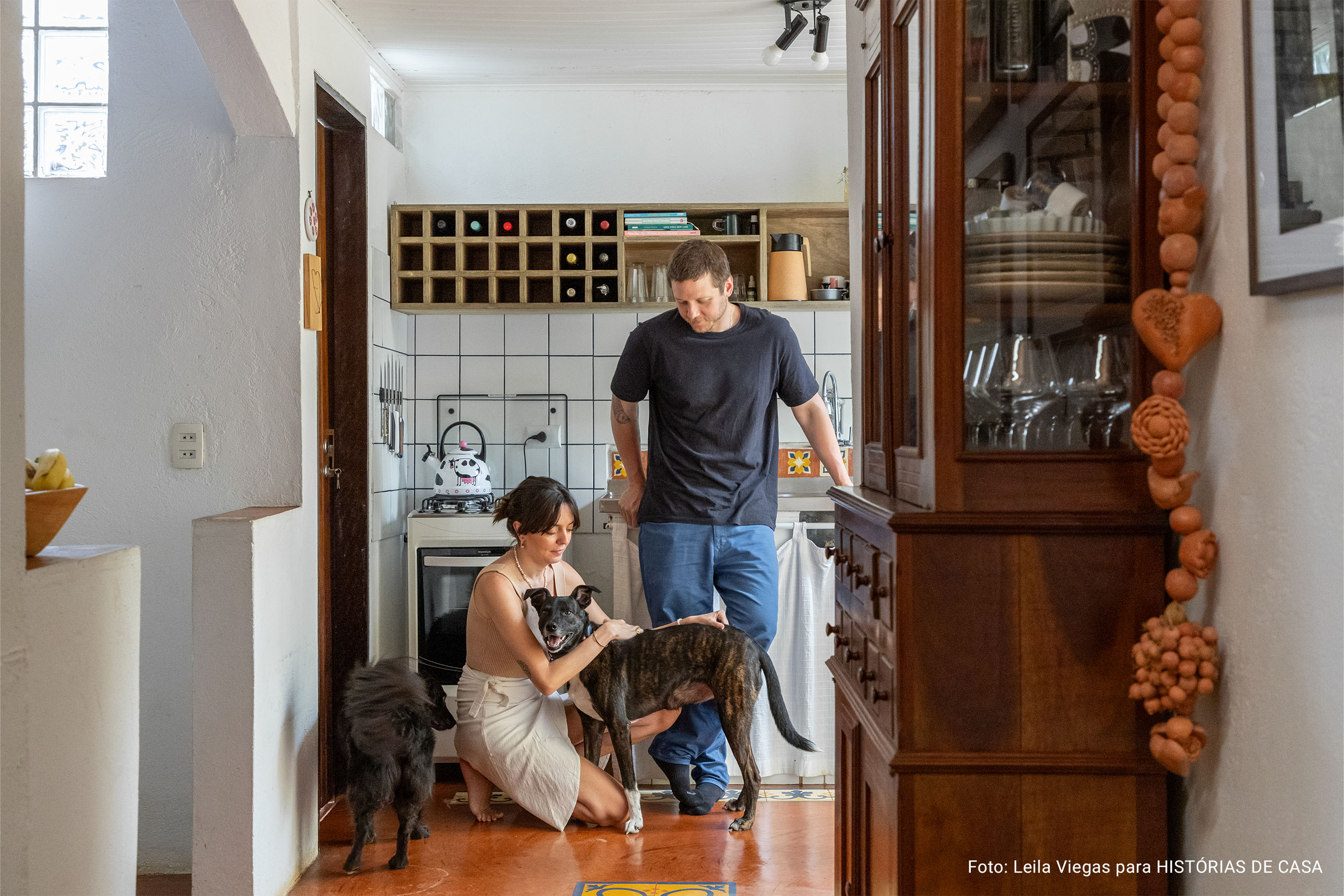 Casa aconchegante com jardim e decoração que une rústico e contemporâneo