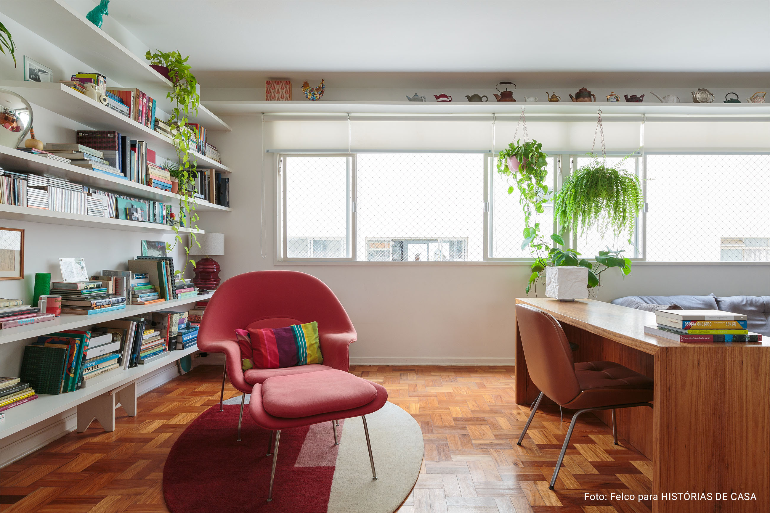 Apartamento com piso de taco, cozinha colorida, móveis vintage e eletrodomésticos da Electrolux