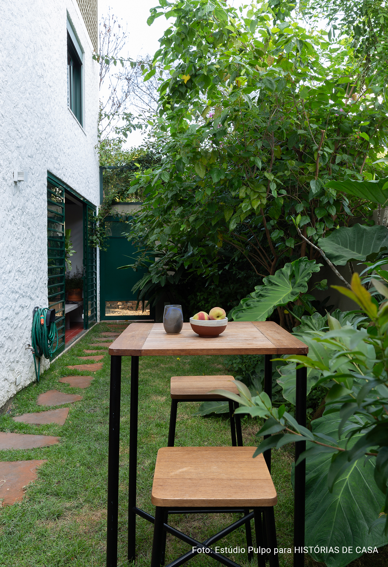 Casa de vila antiga reformada com grande área externa e jardim ensolarado, Histórias de Casa