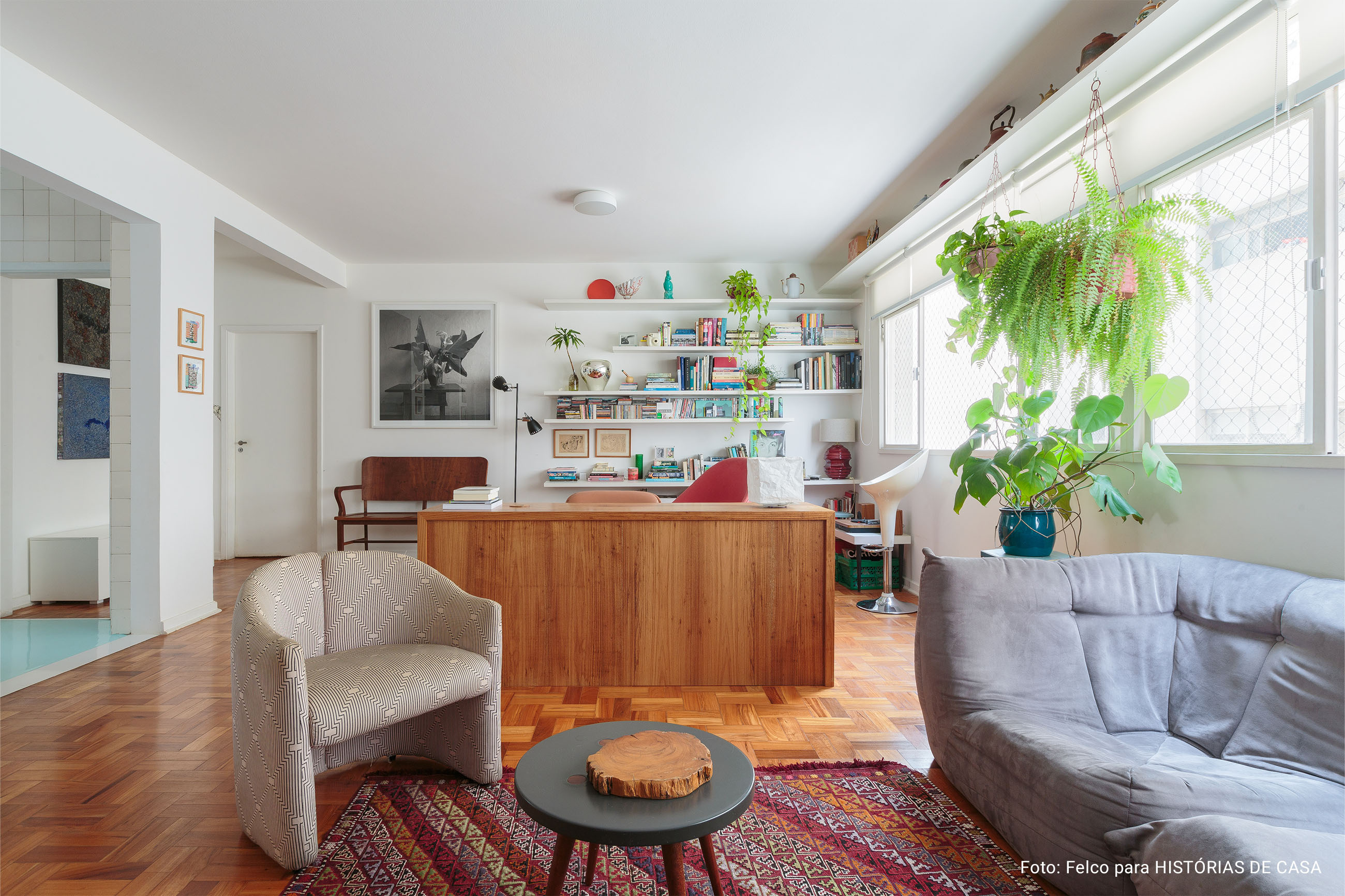 Apartamento com piso de taco, cozinha colorida, móveis vintage e eletrodomésticos da Electrolux