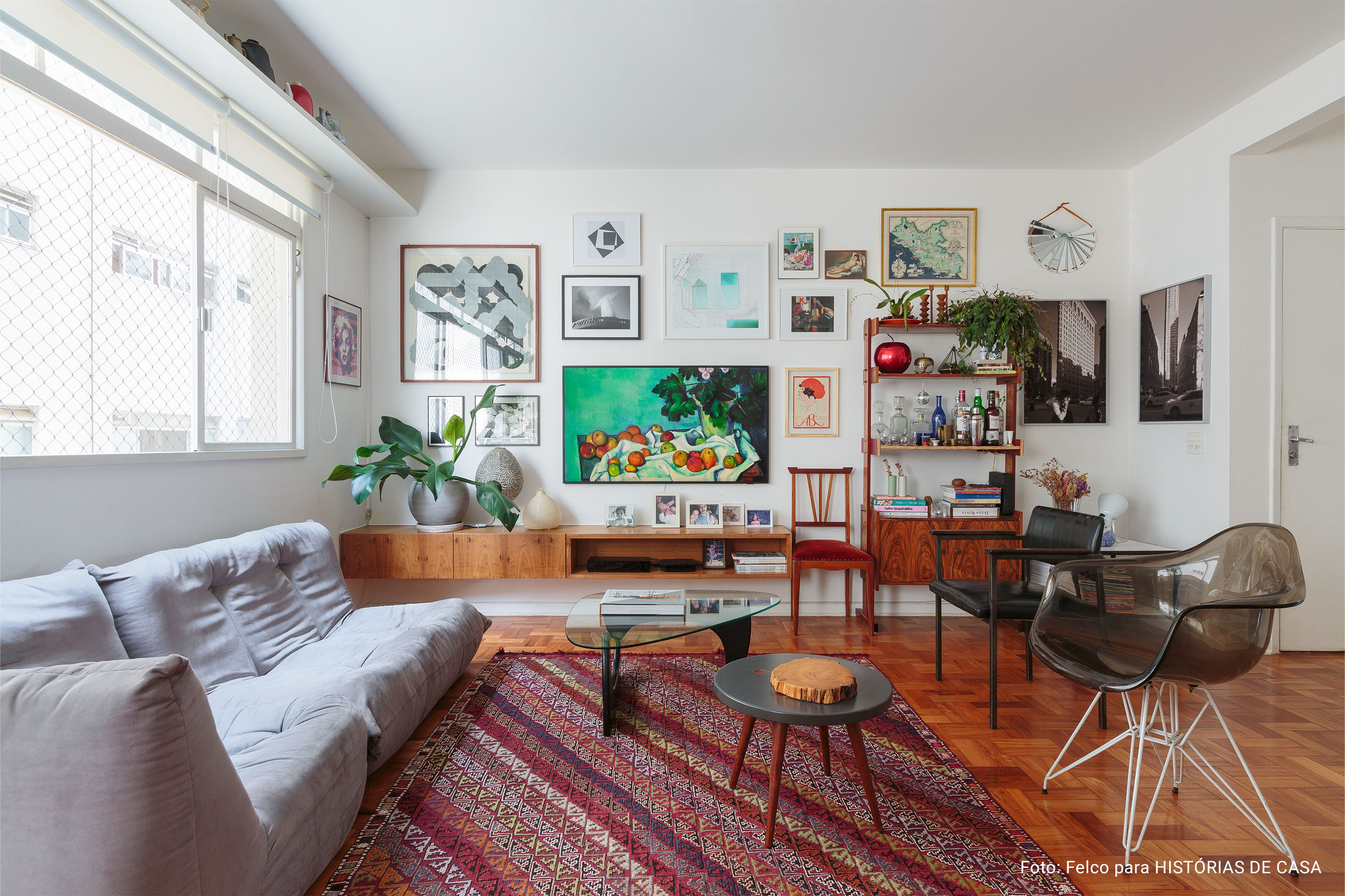 Apartamento com piso de taco, cozinha colorida, móveis vintage e eletrodomésticos da Electrolux