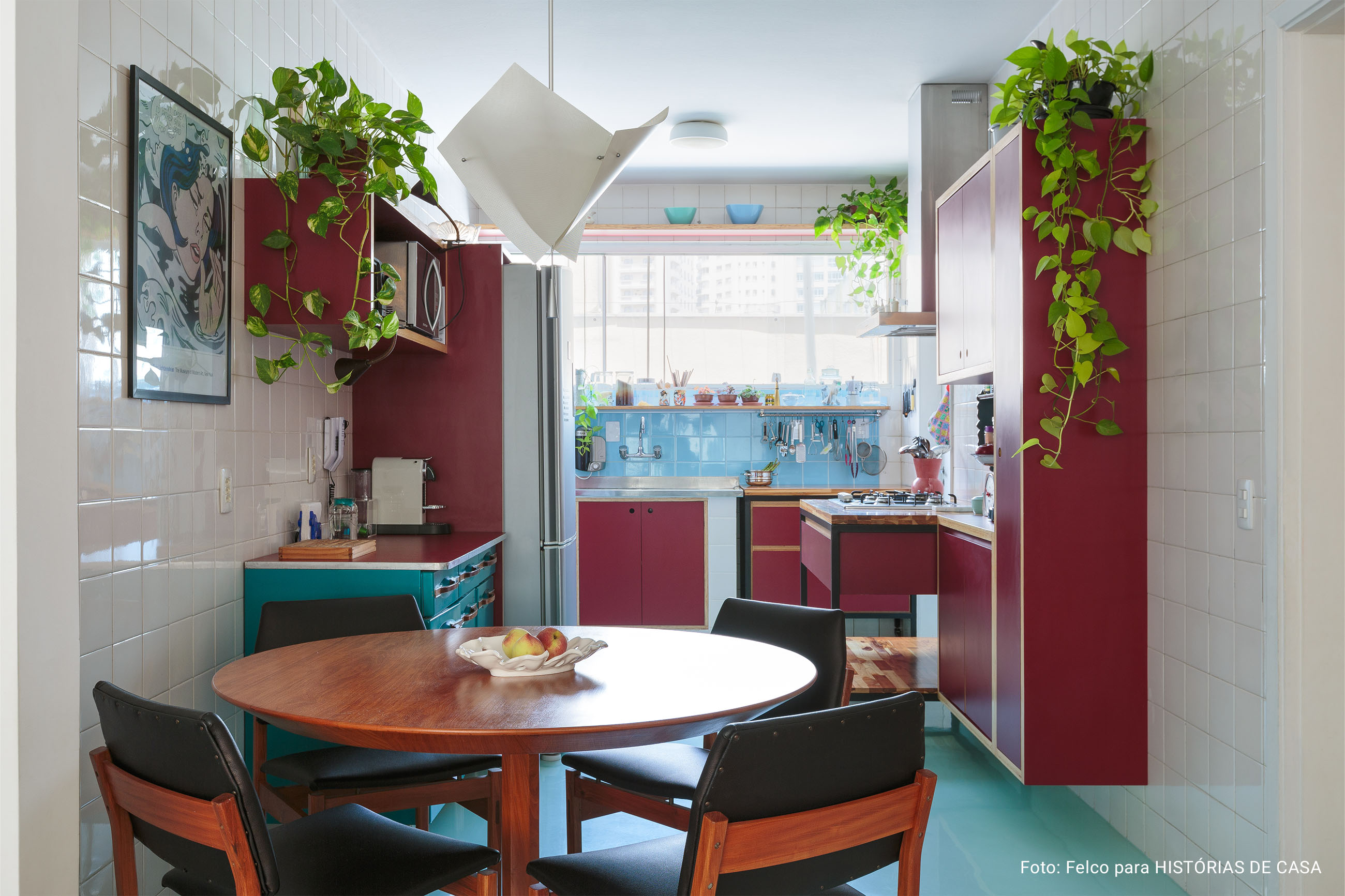 Apartamento com piso de taco, cozinha colorida, móveis vintage e eletrodomésticos da Electrolux