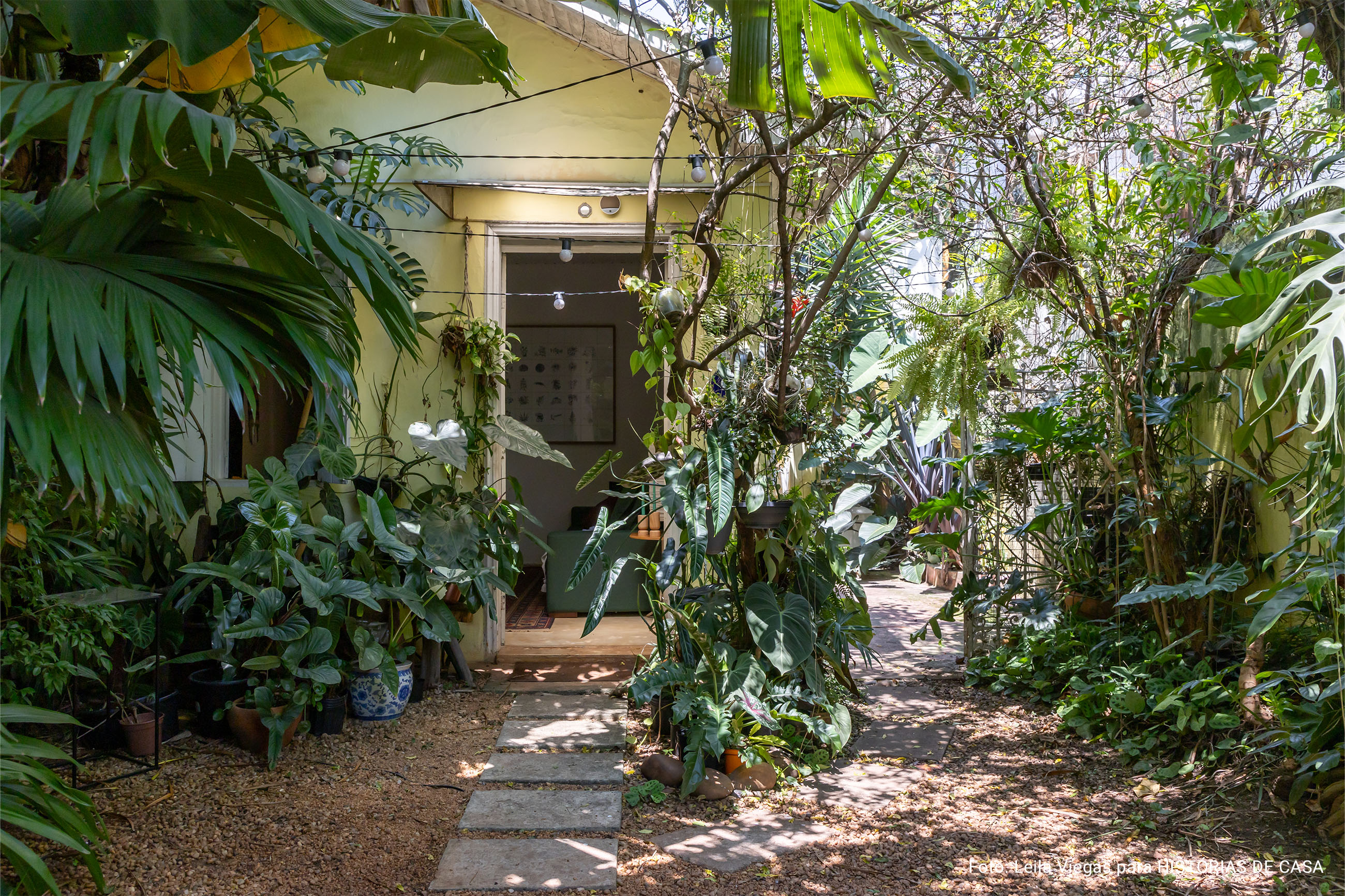 Casa aconchegante com jardim e decoração que une rústico e contemporâneo