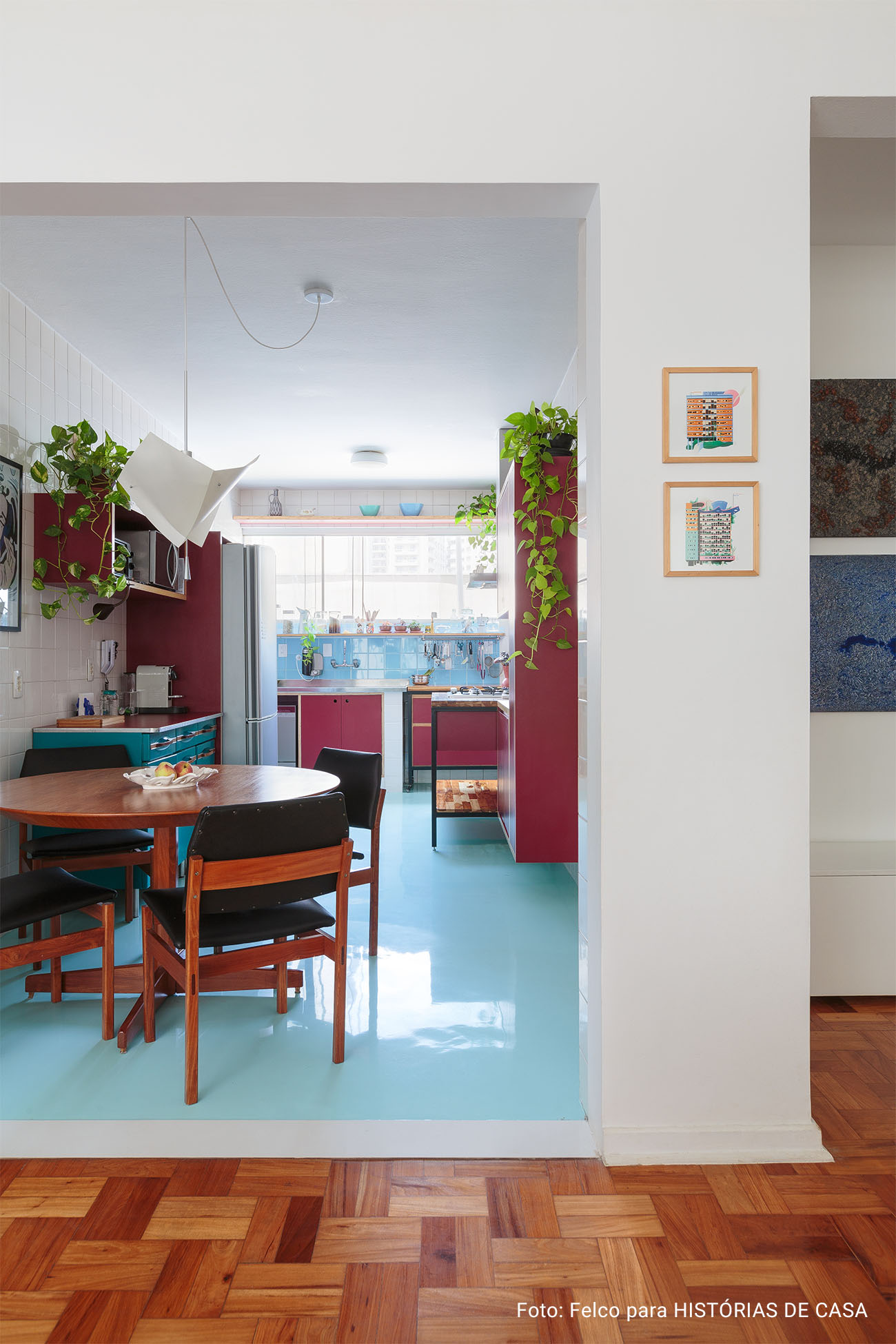 Apartamento com piso de taco, cozinha colorida, móveis vintage e eletrodomésticos da Electrolux