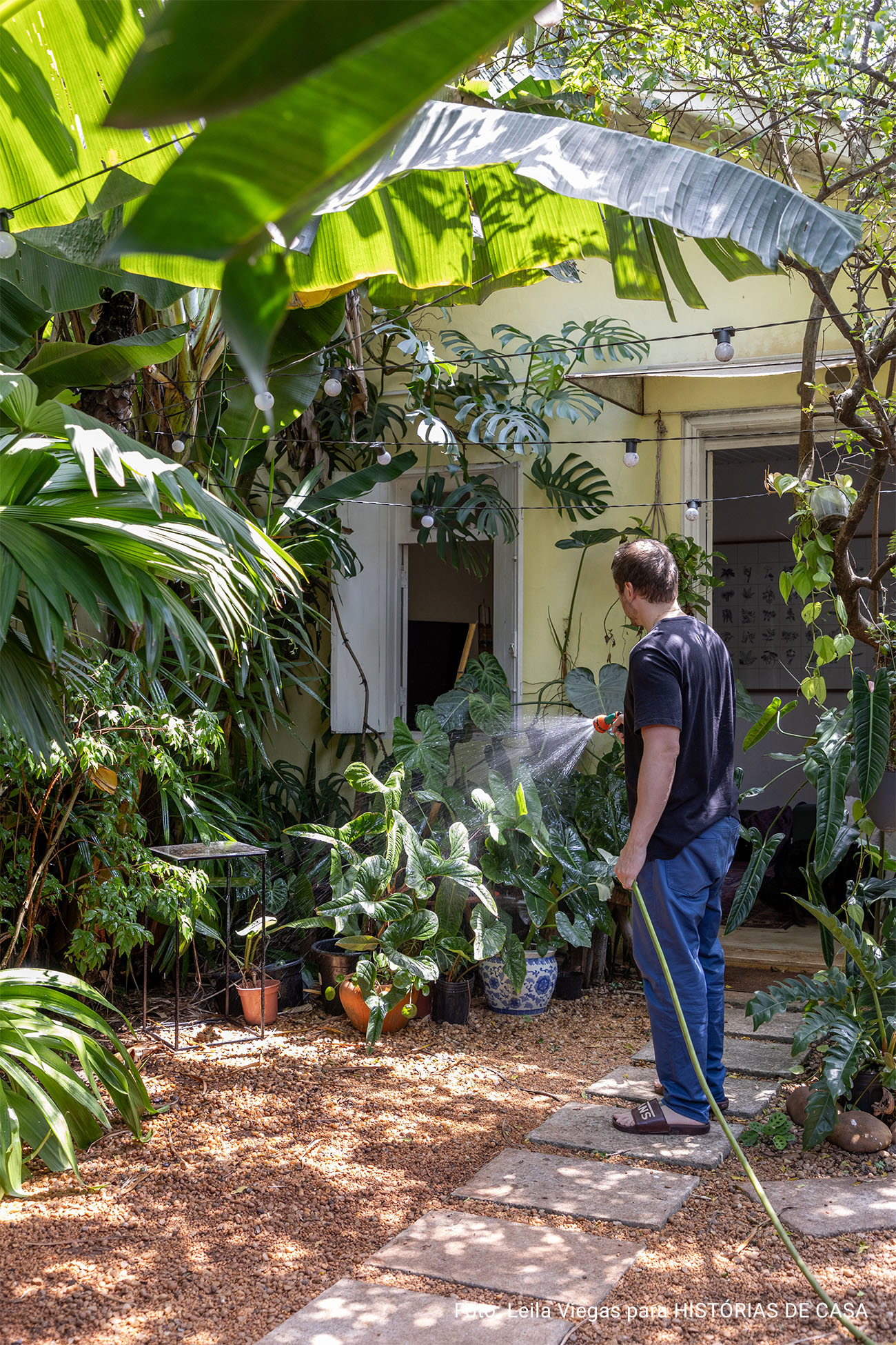 Casa aconchegante com jardim e decoração que une rústico e contemporâneo