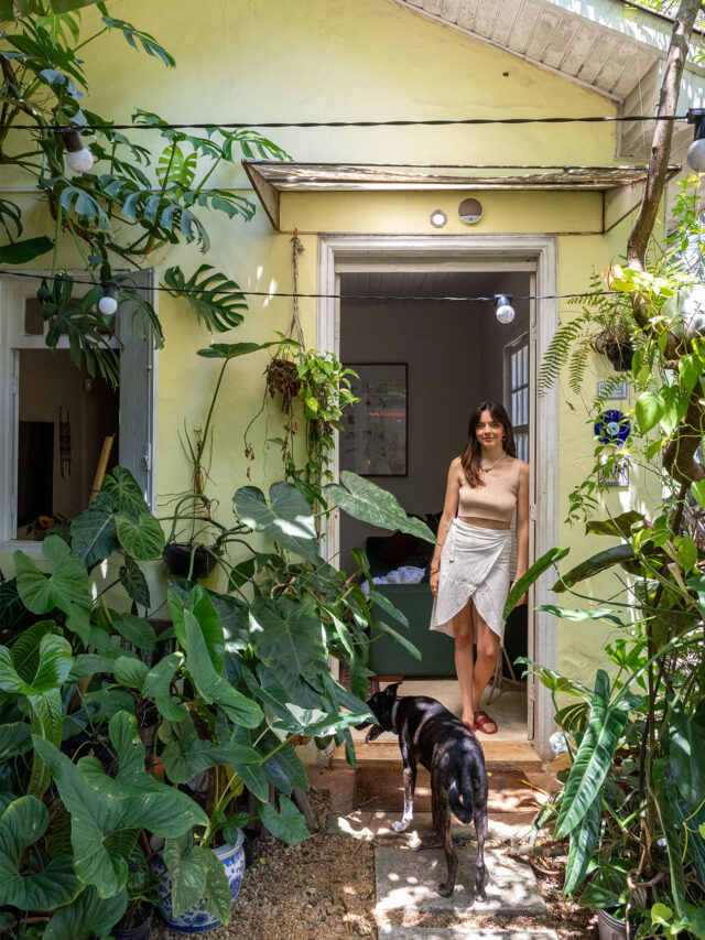 Casa aconchegante com jardim e decoração que une rústico e contemporâneo