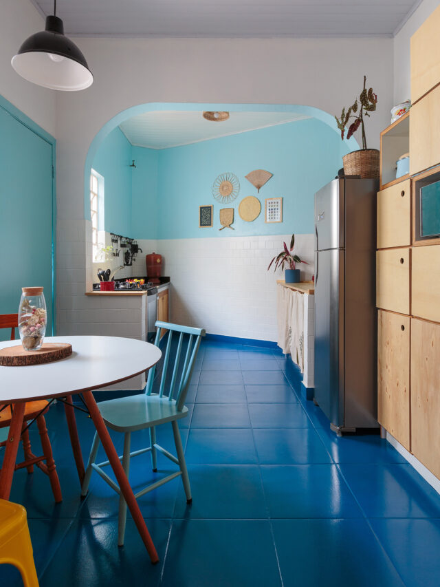 Decoracão de cozinha colorida com piso de azulejos pintados de azul