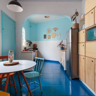 Decoracão de cozinha colorida com piso de azulejos pintados de azul