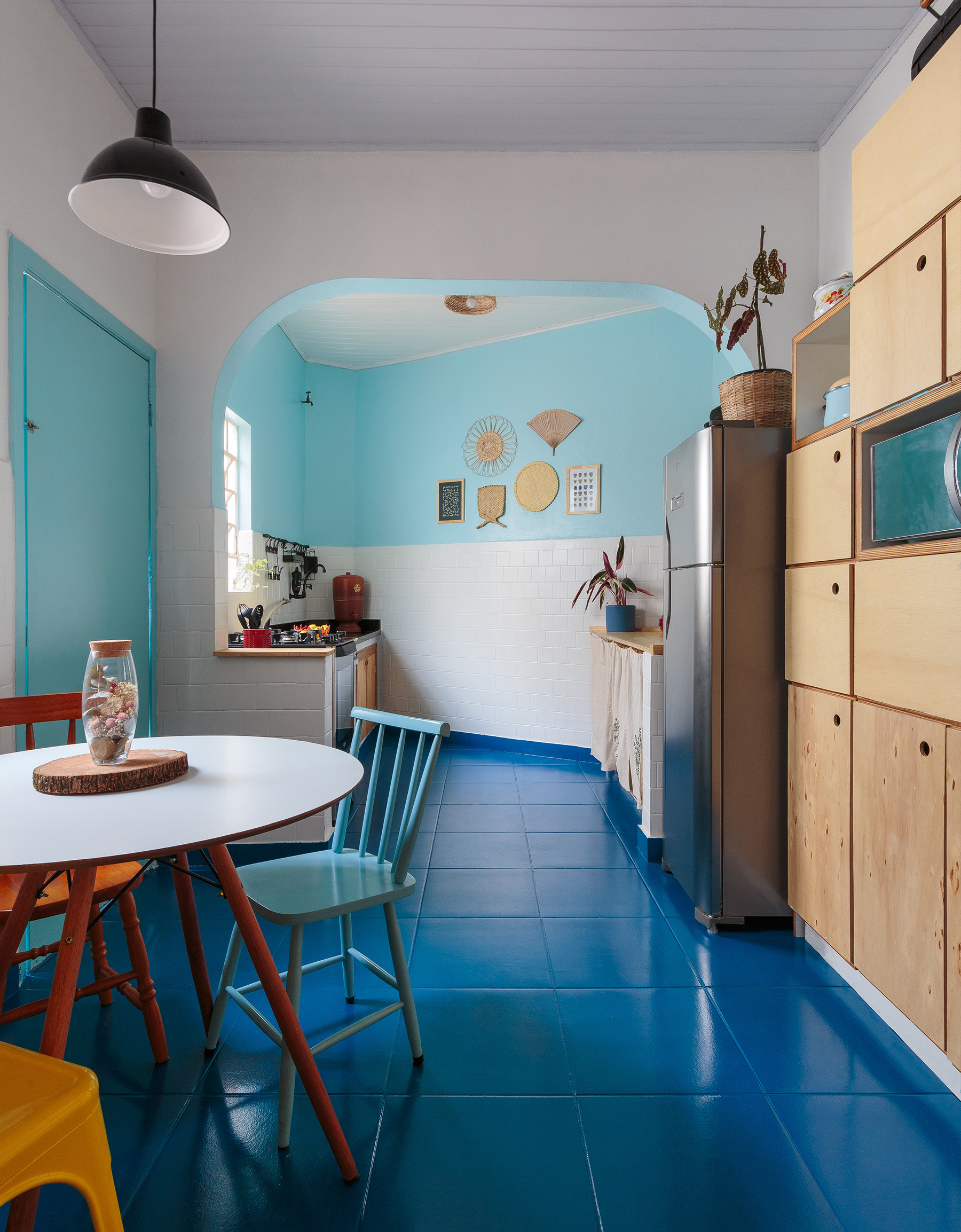 Decoracão de cozinha colorida com piso de azulejos pintados de azul