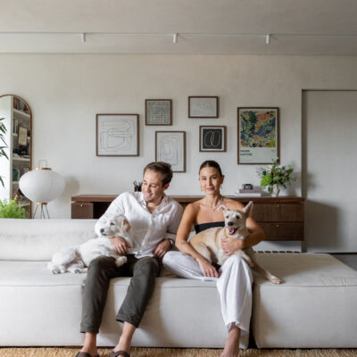 Casa minimalista com parede de quadros e móveis de família