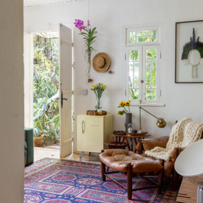 Casa aconchegante com jardim e decoração que une rústico e contemporâneo