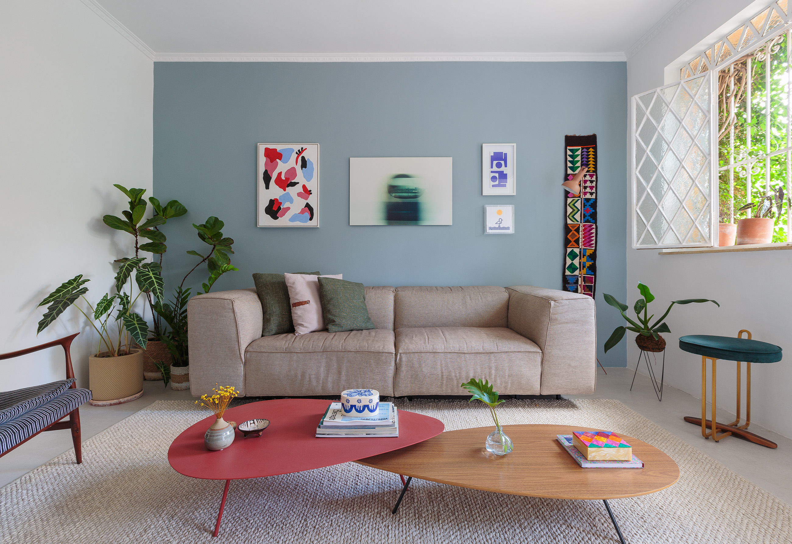 Antes e Depois: pintura na parede de sala de estar de casa de vila com tinta Conforto da Suvinil