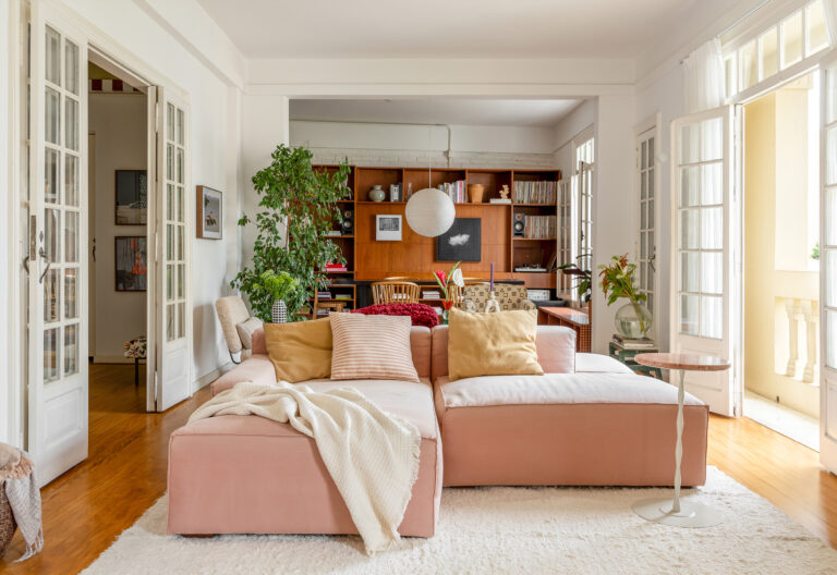 Apartamento antigo com sala integrada, luz natural e decoracão em cores neutras.