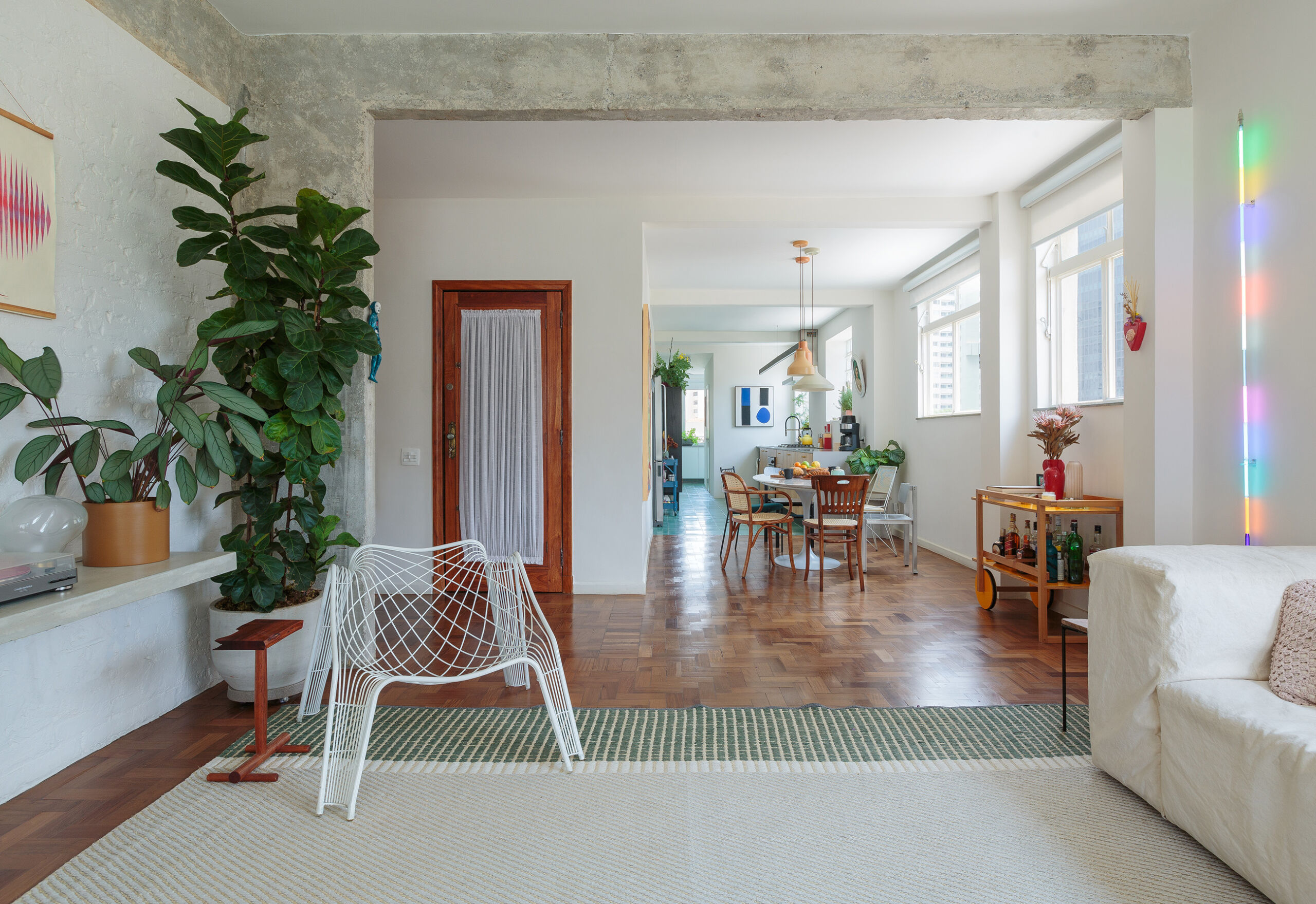 Decoração de apartamento com sala integrada e curadoria de design criativo