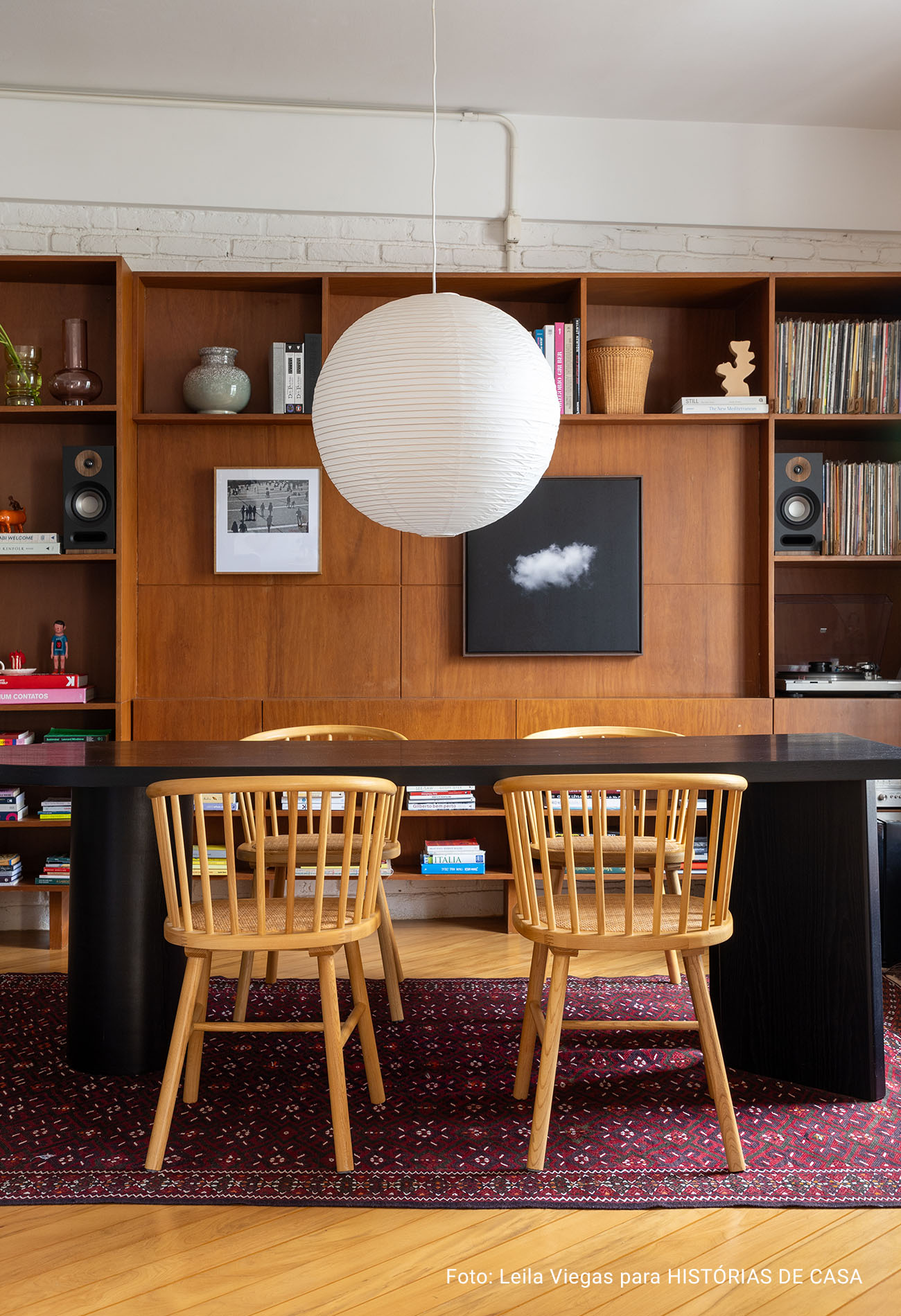 Apartamento antigo com sala integrada, luz natural e decoracão em cores neutras.